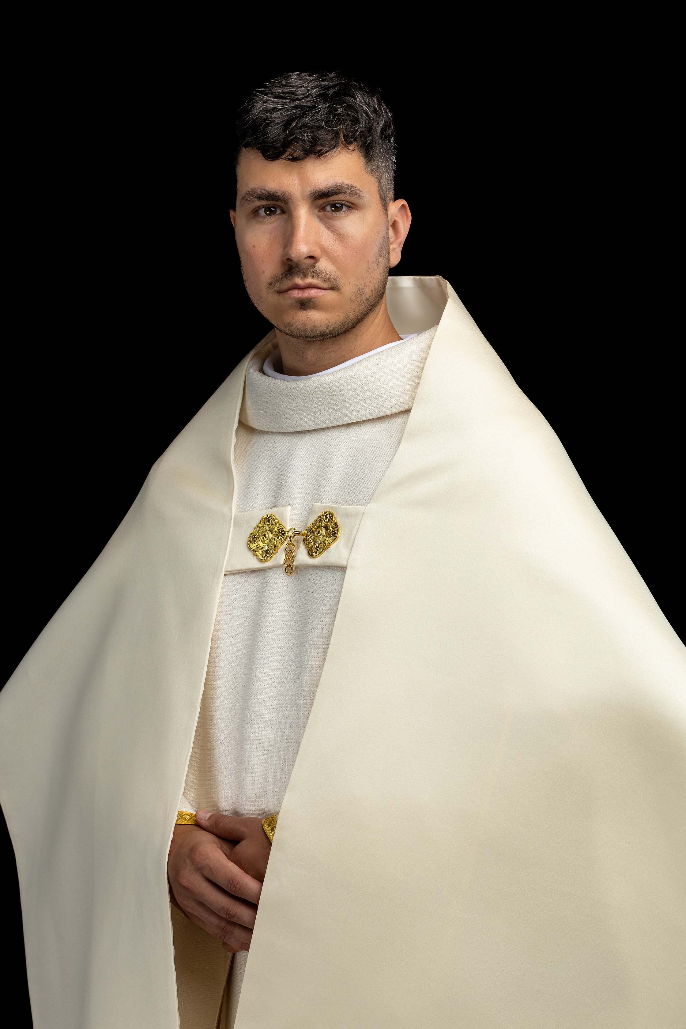 Voile huméral écru brodé du symbole IHS