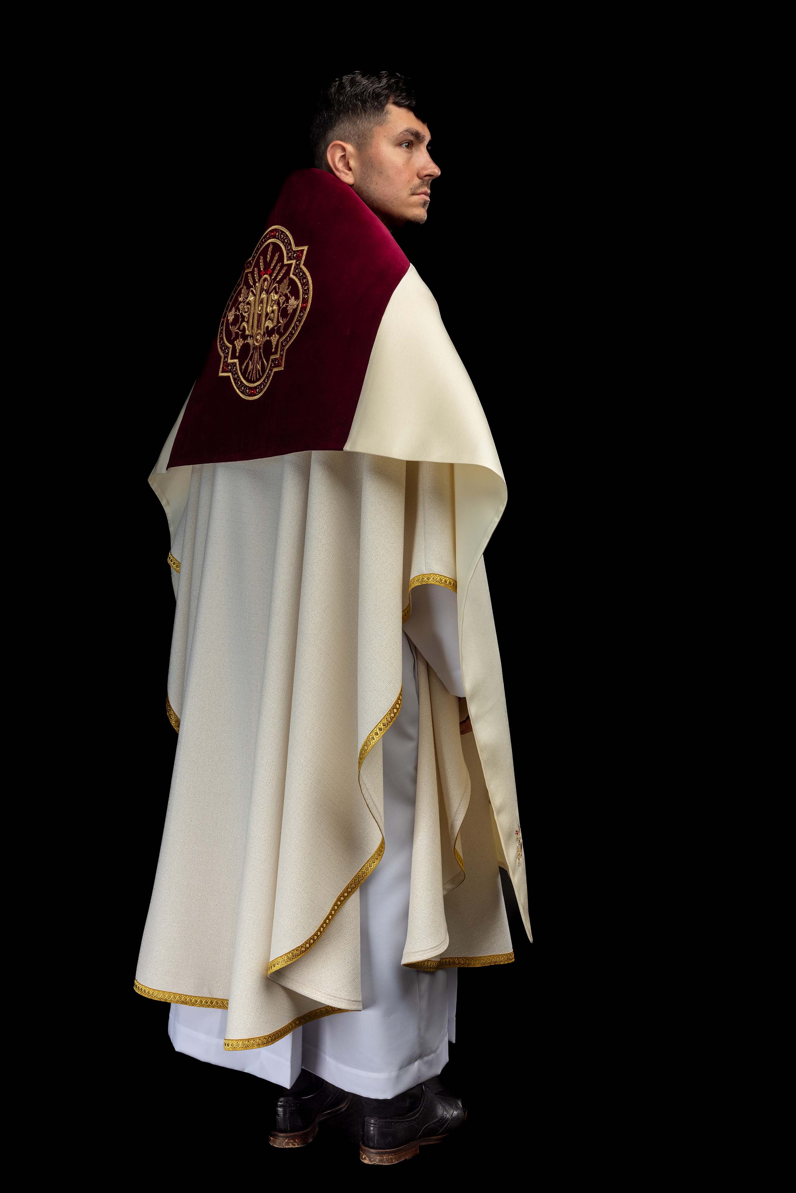 Voile huméral avec motif IHS brodé sur velours bordeaux
