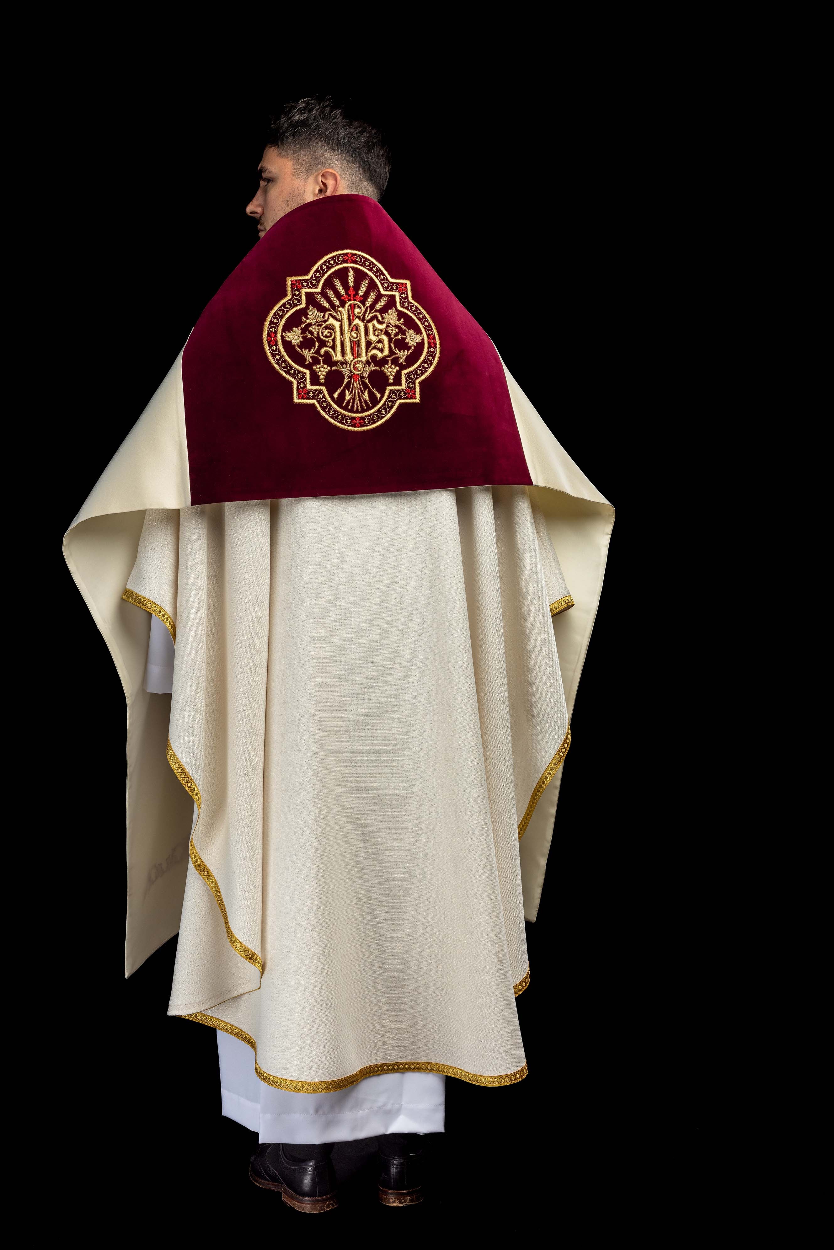Voile huméral avec motif IHS brodé sur velours bordeaux