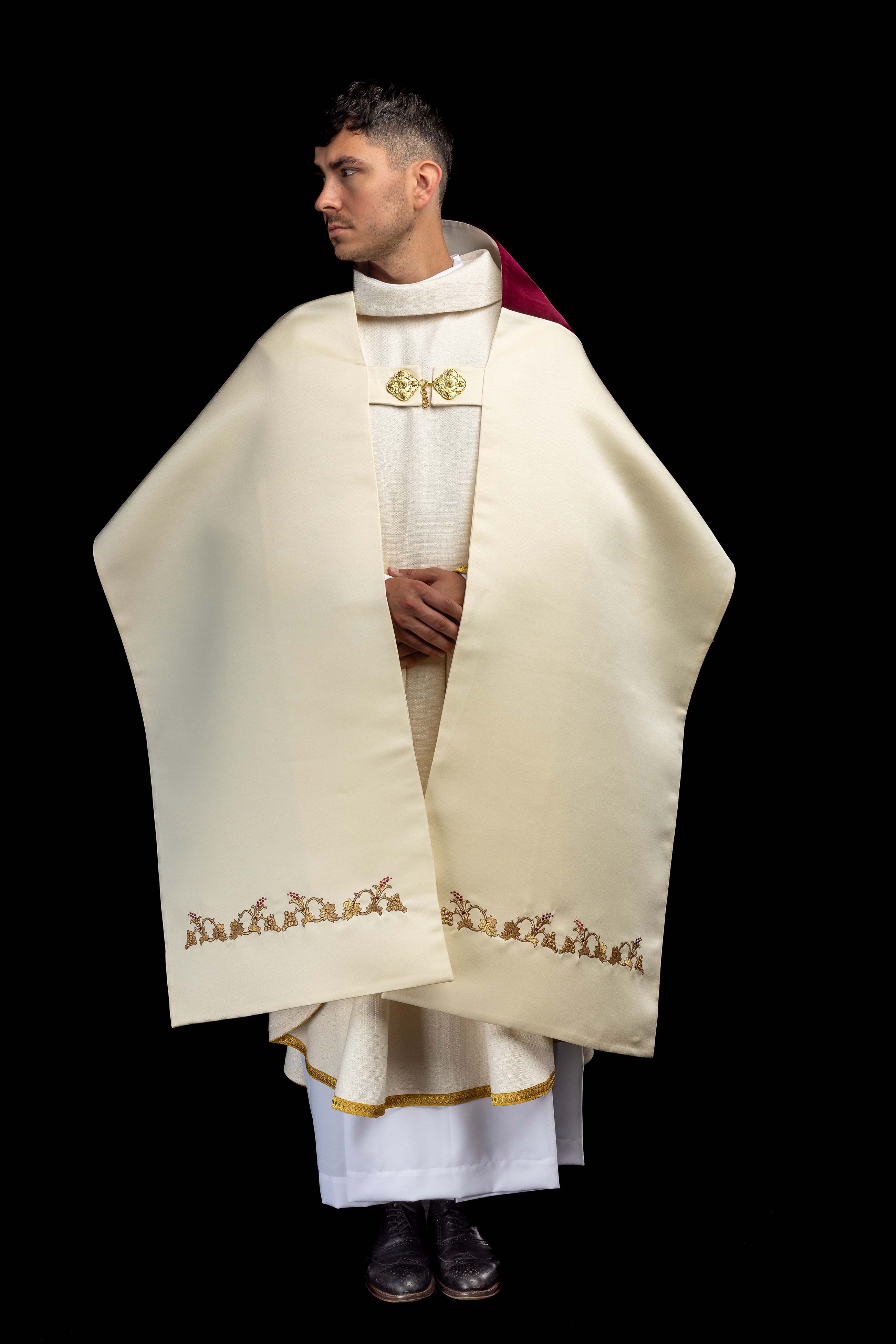 Voile huméral avec motif IHS brodé sur velours bordeaux