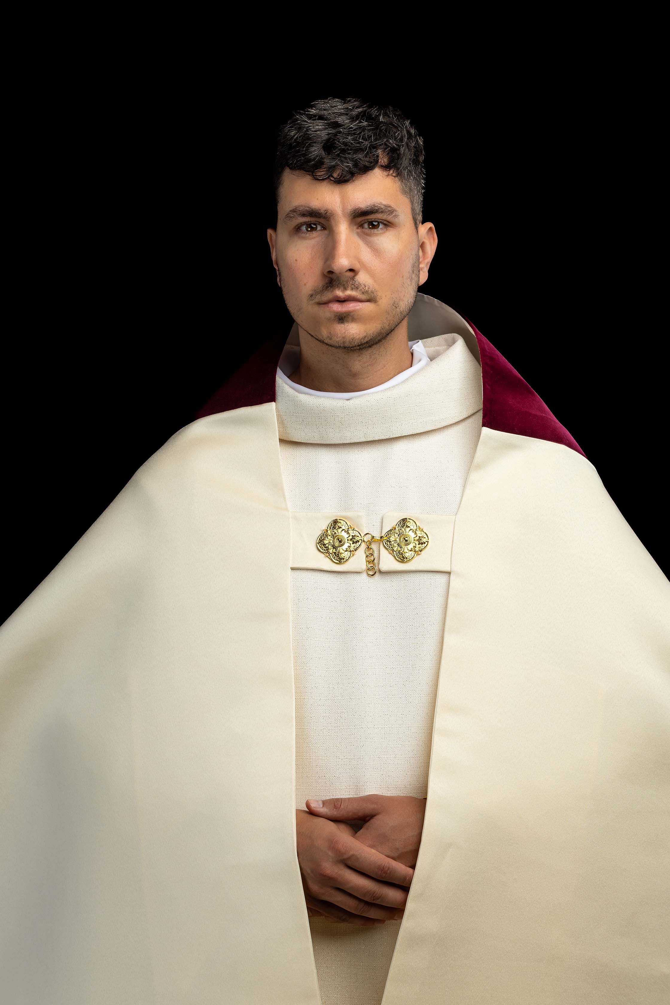 Voile huméral avec motif IHS brodé sur velours bordeaux