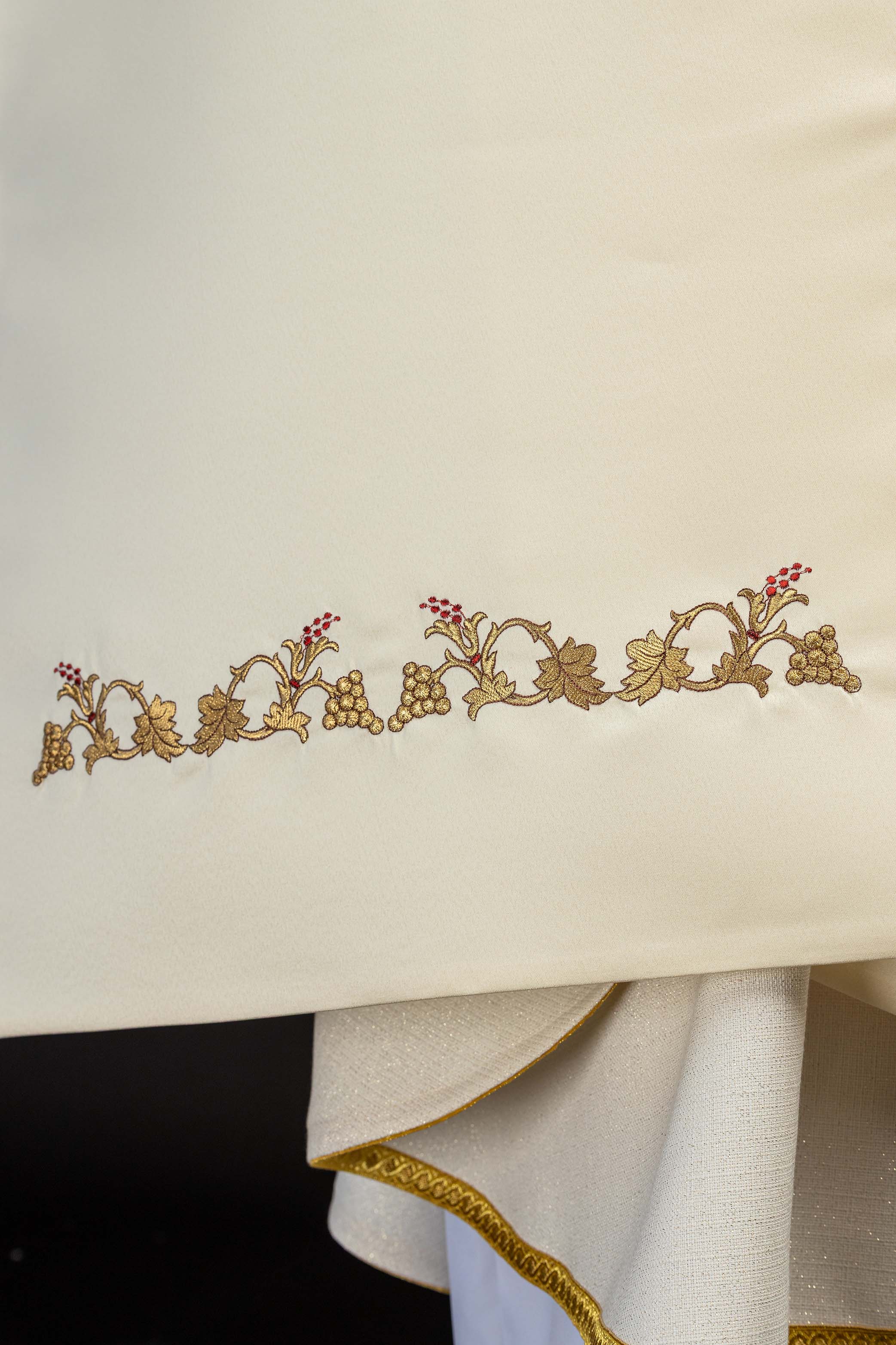 Voile huméral avec motif IHS brodé sur velours bordeaux