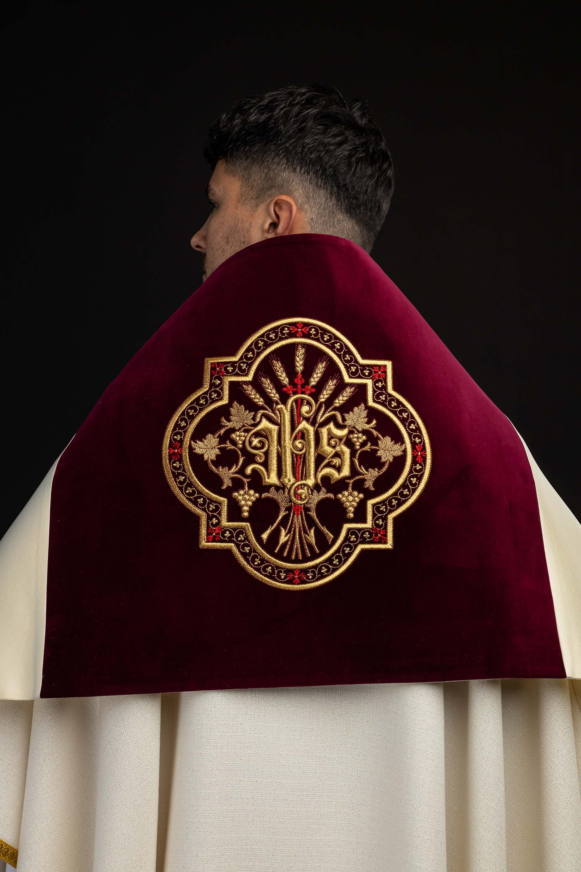Voile huméral avec motif IHS brodé sur velours bordeaux