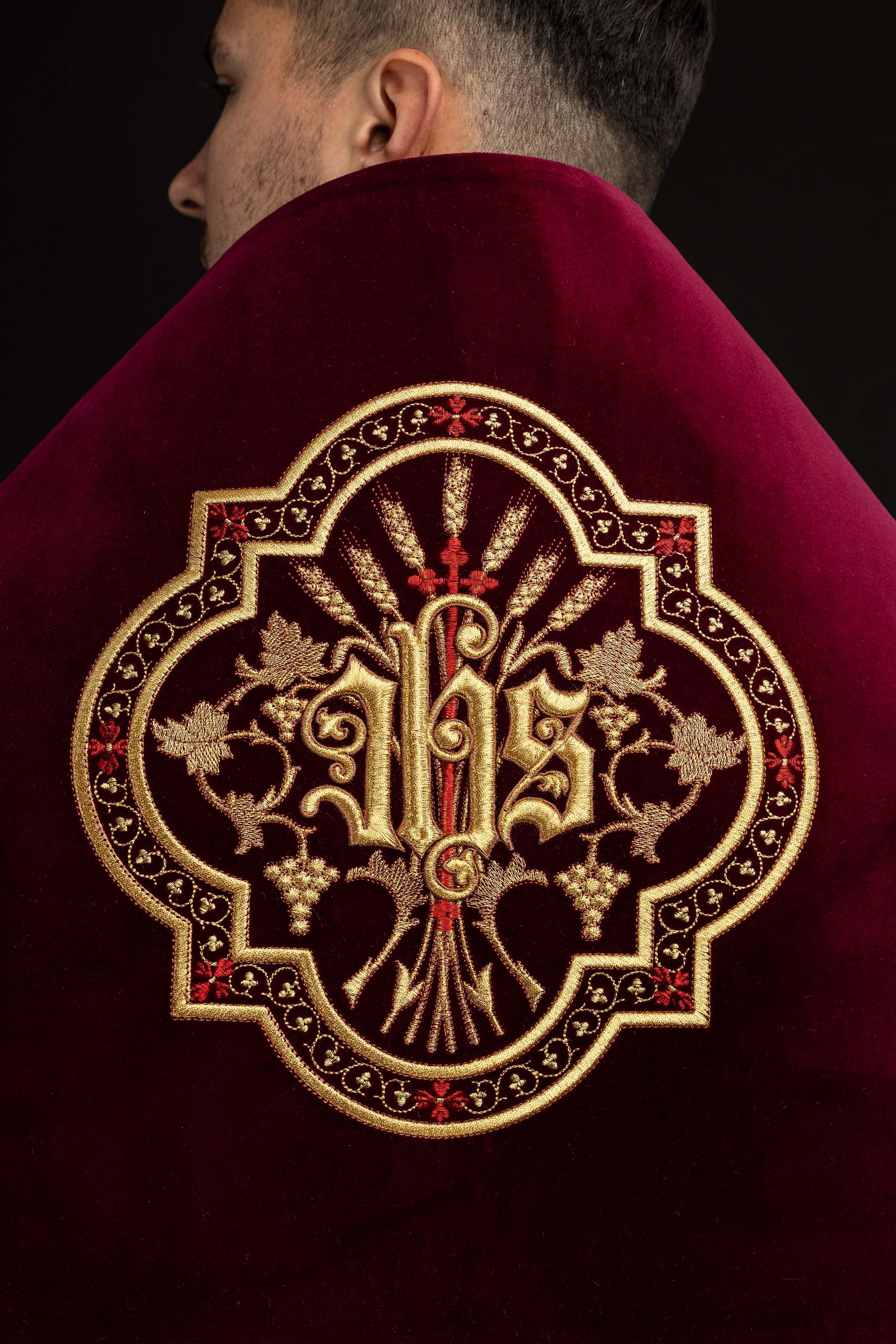 Voile huméral avec motif IHS brodé sur velours bordeaux