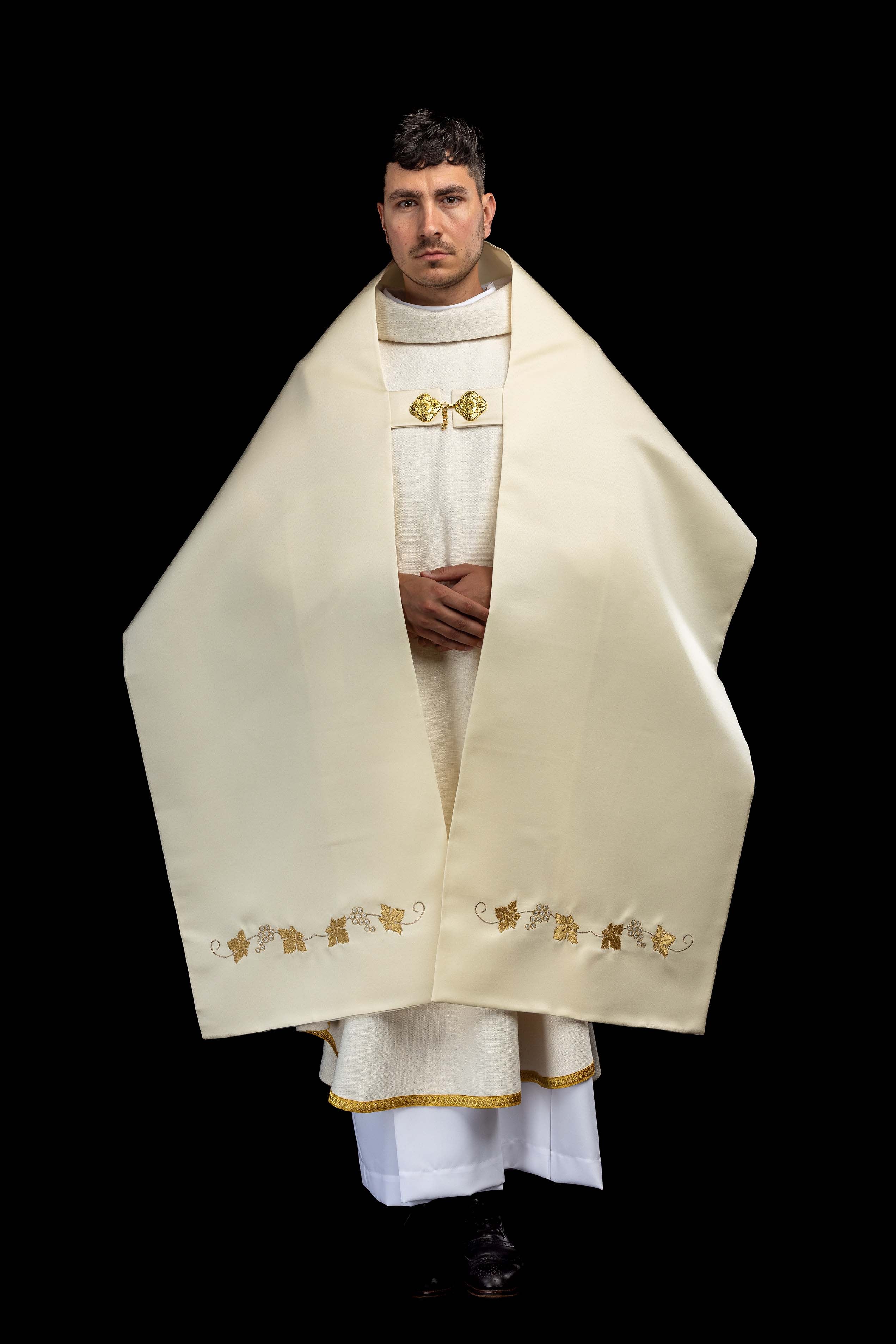 Voile huméral écru avec croix brodée