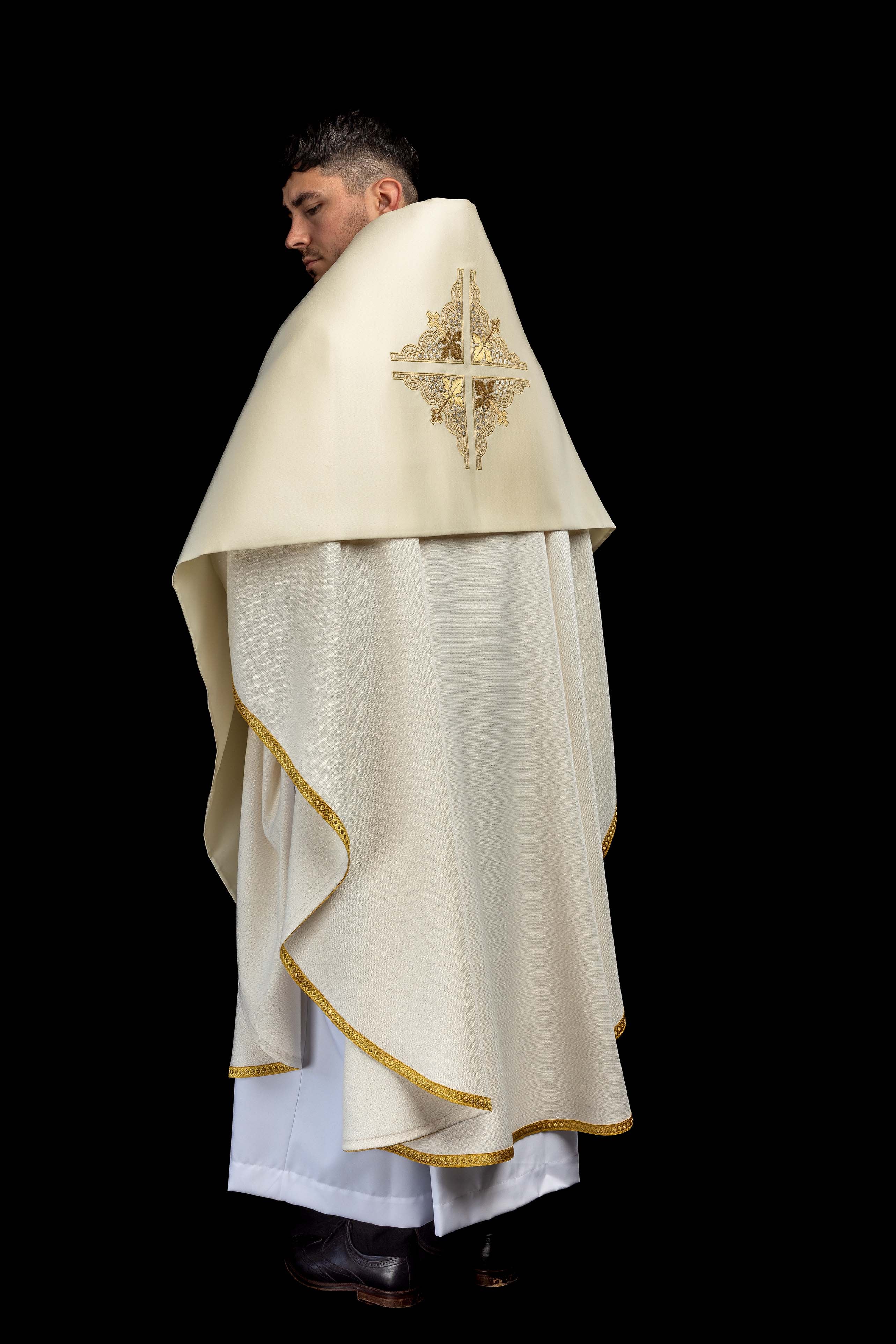 Voile huméral écru avec croix brodée