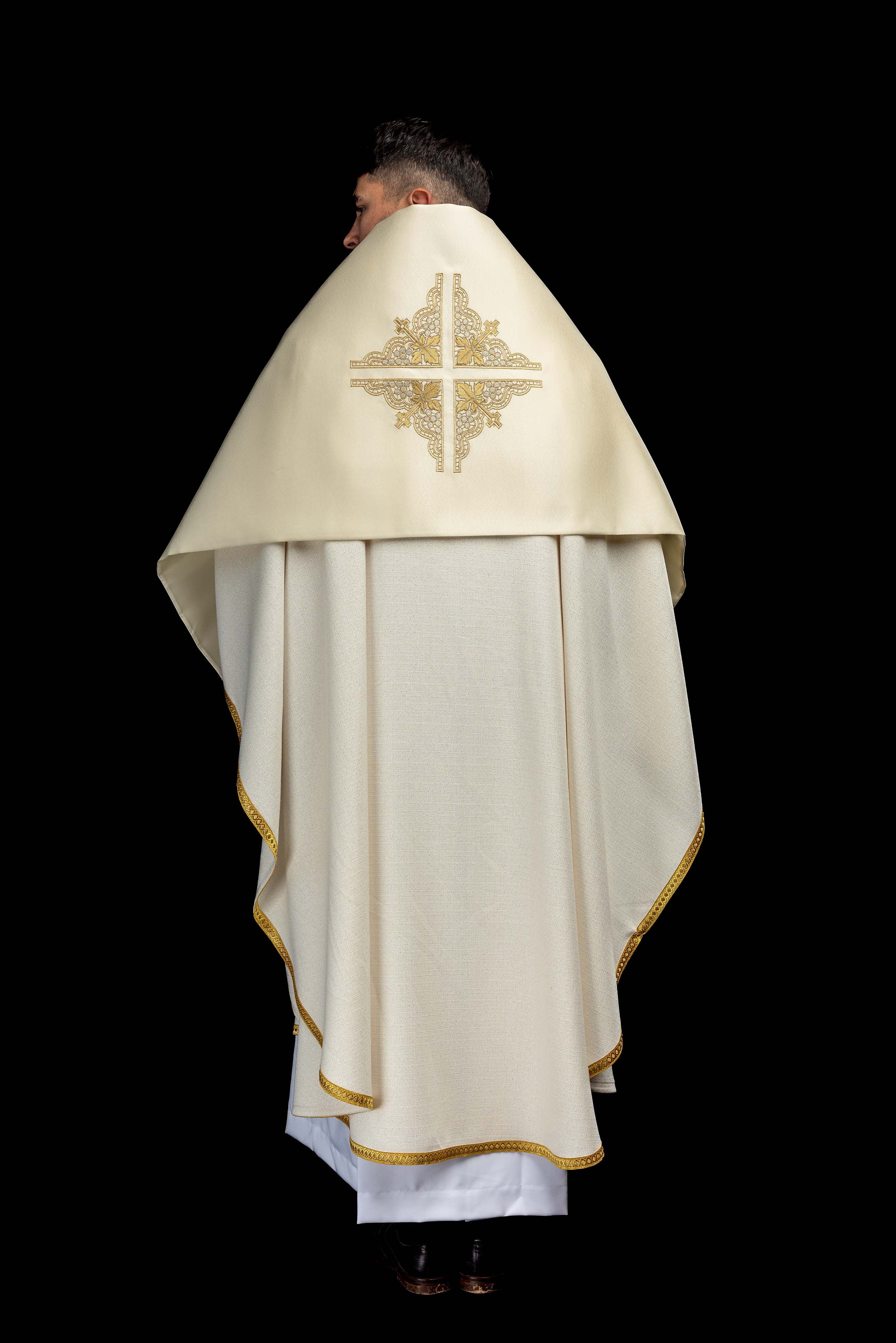 Voile huméral écru avec croix brodée