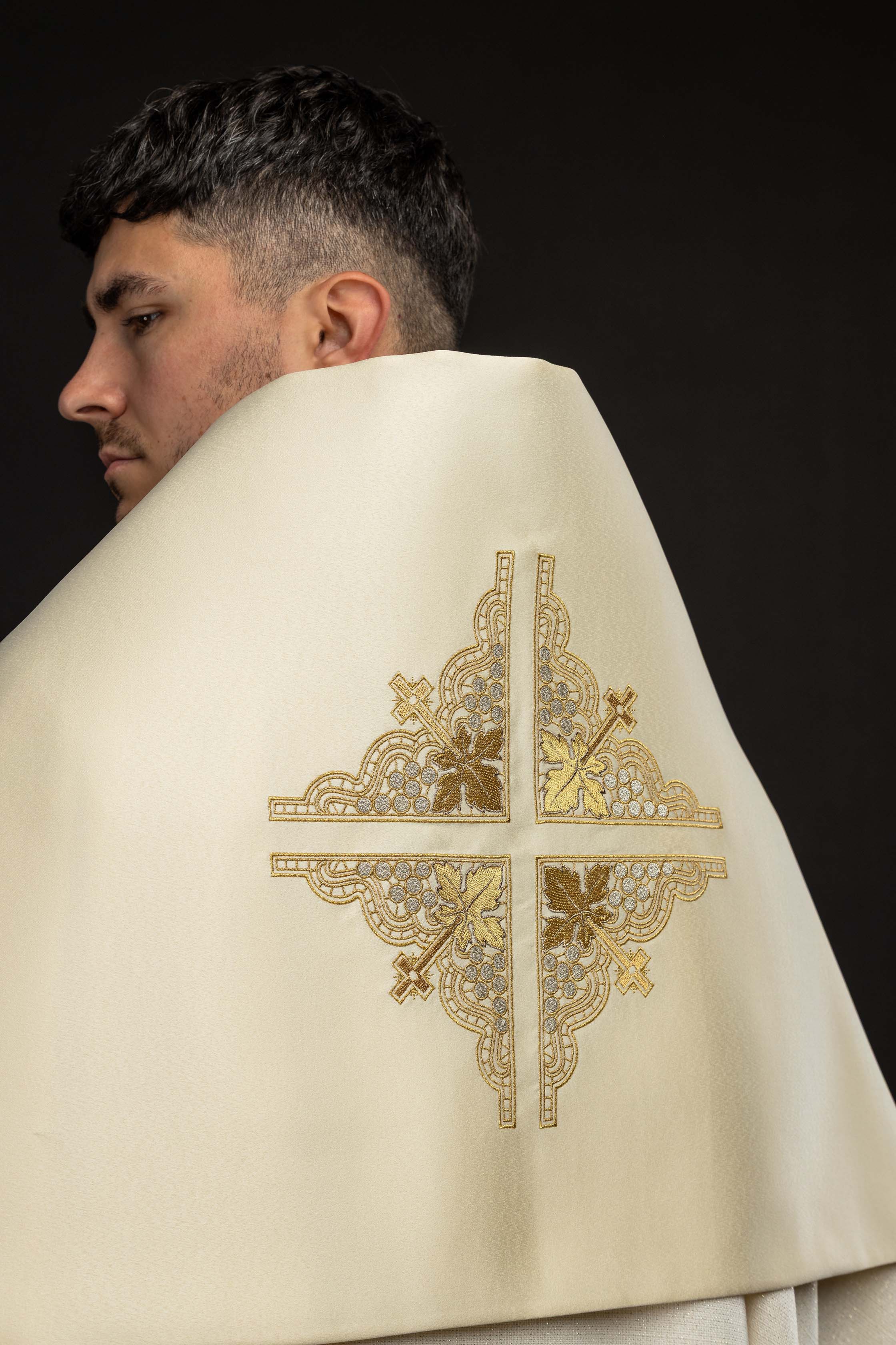 Voile huméral écru avec croix brodée