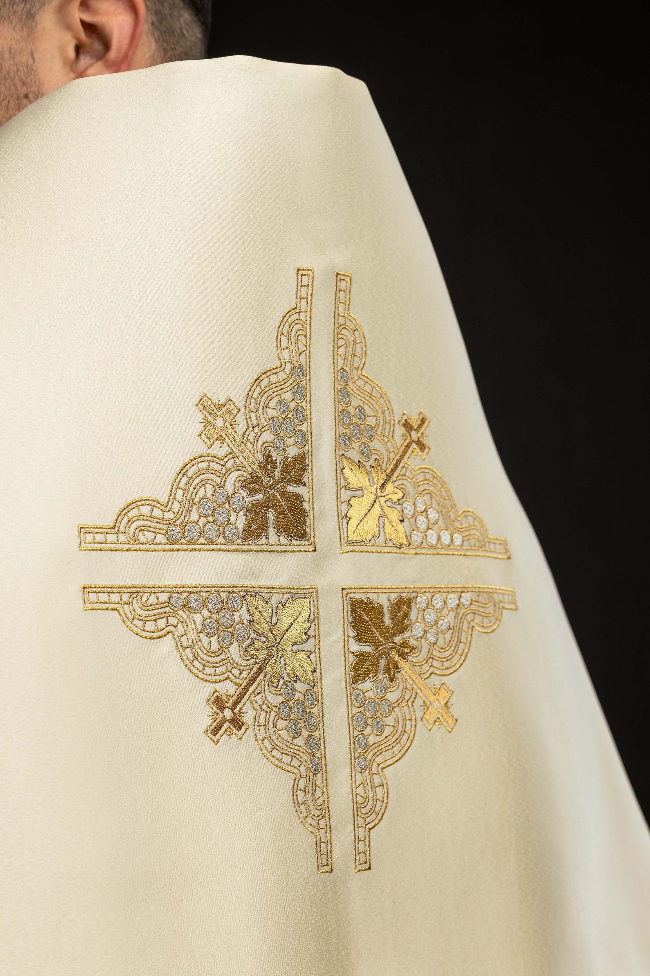 Voile huméral écru avec croix brodée