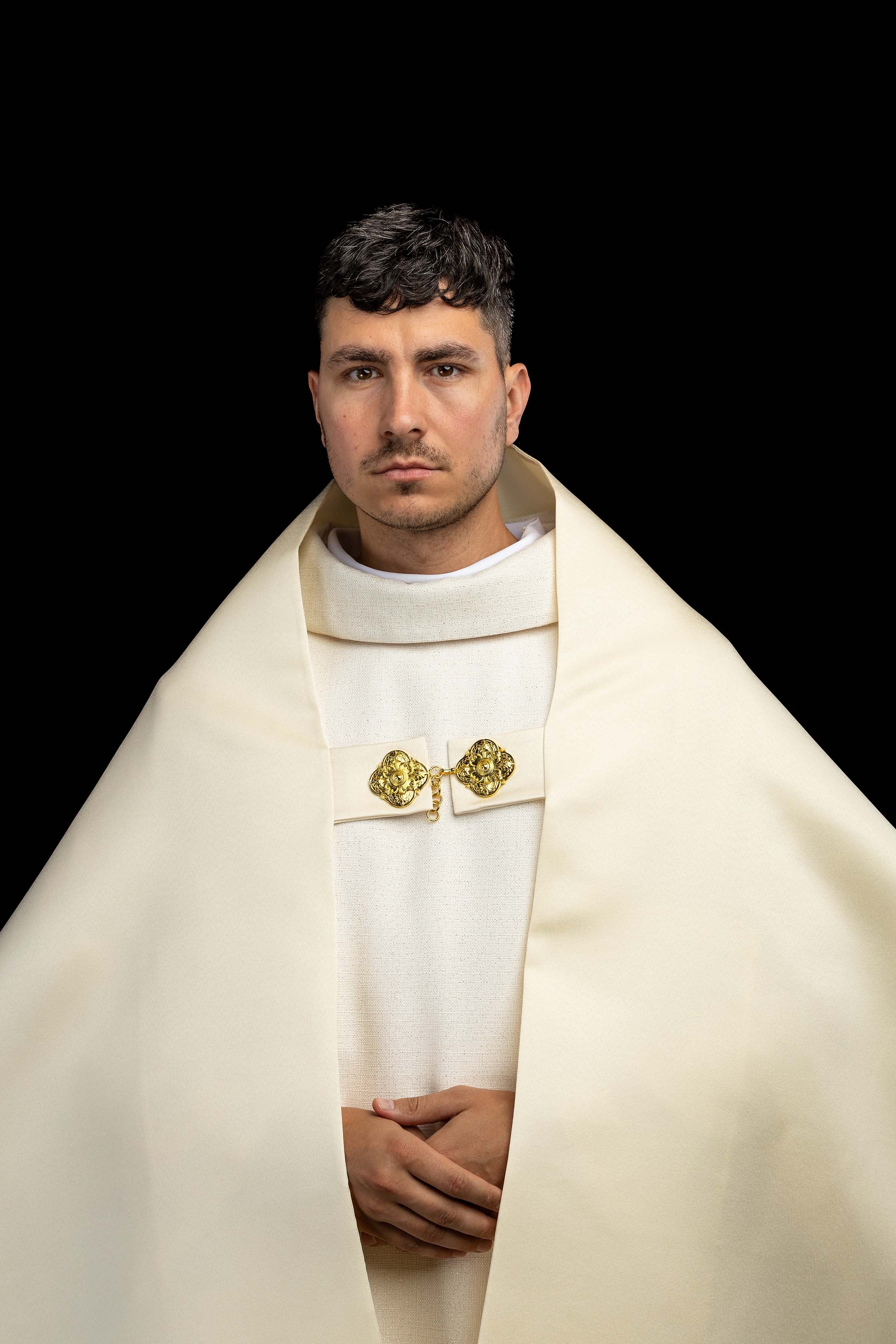 Voile huméral écru avec croix brodée
