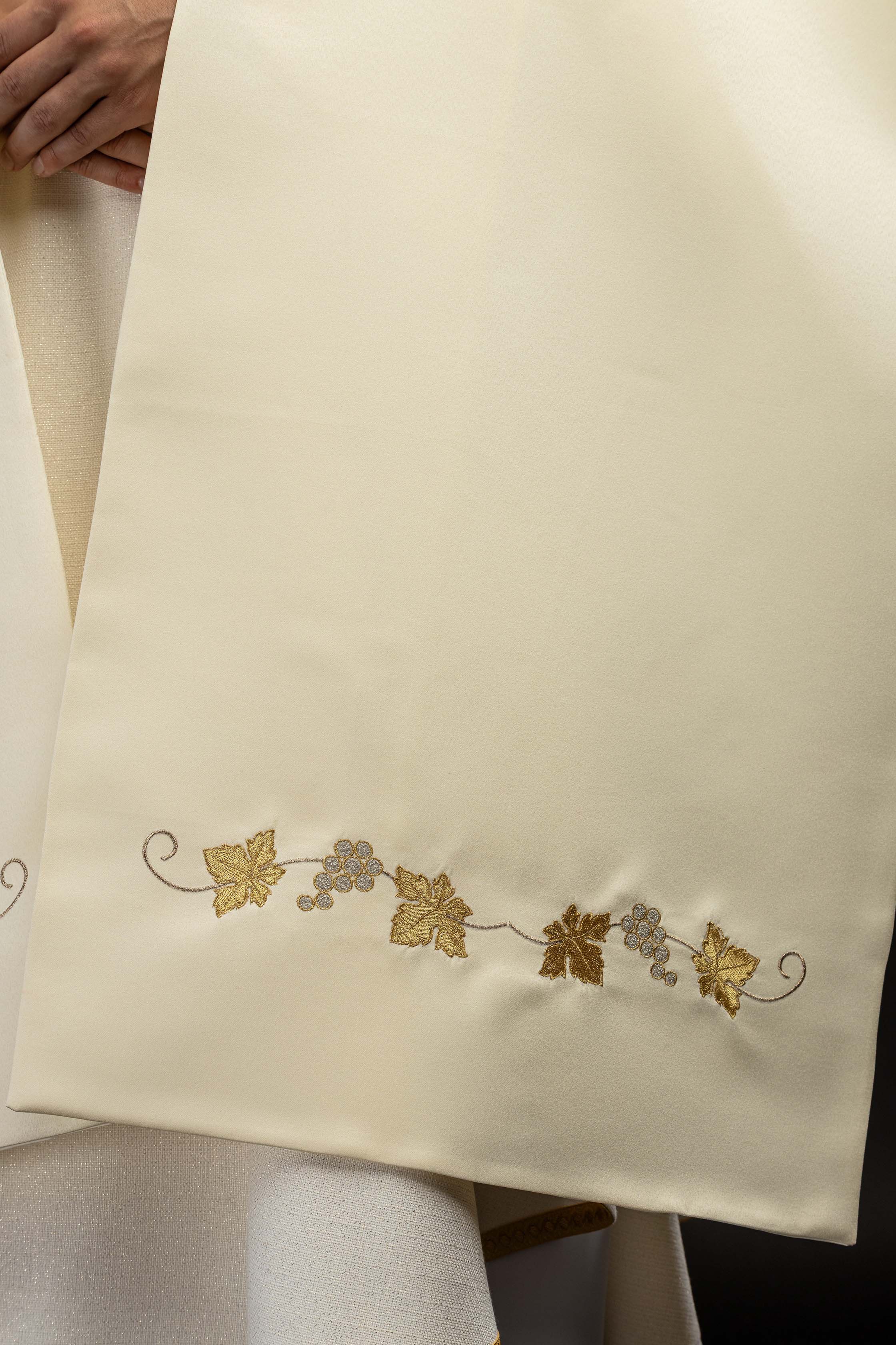 Voile huméral écru avec croix brodée