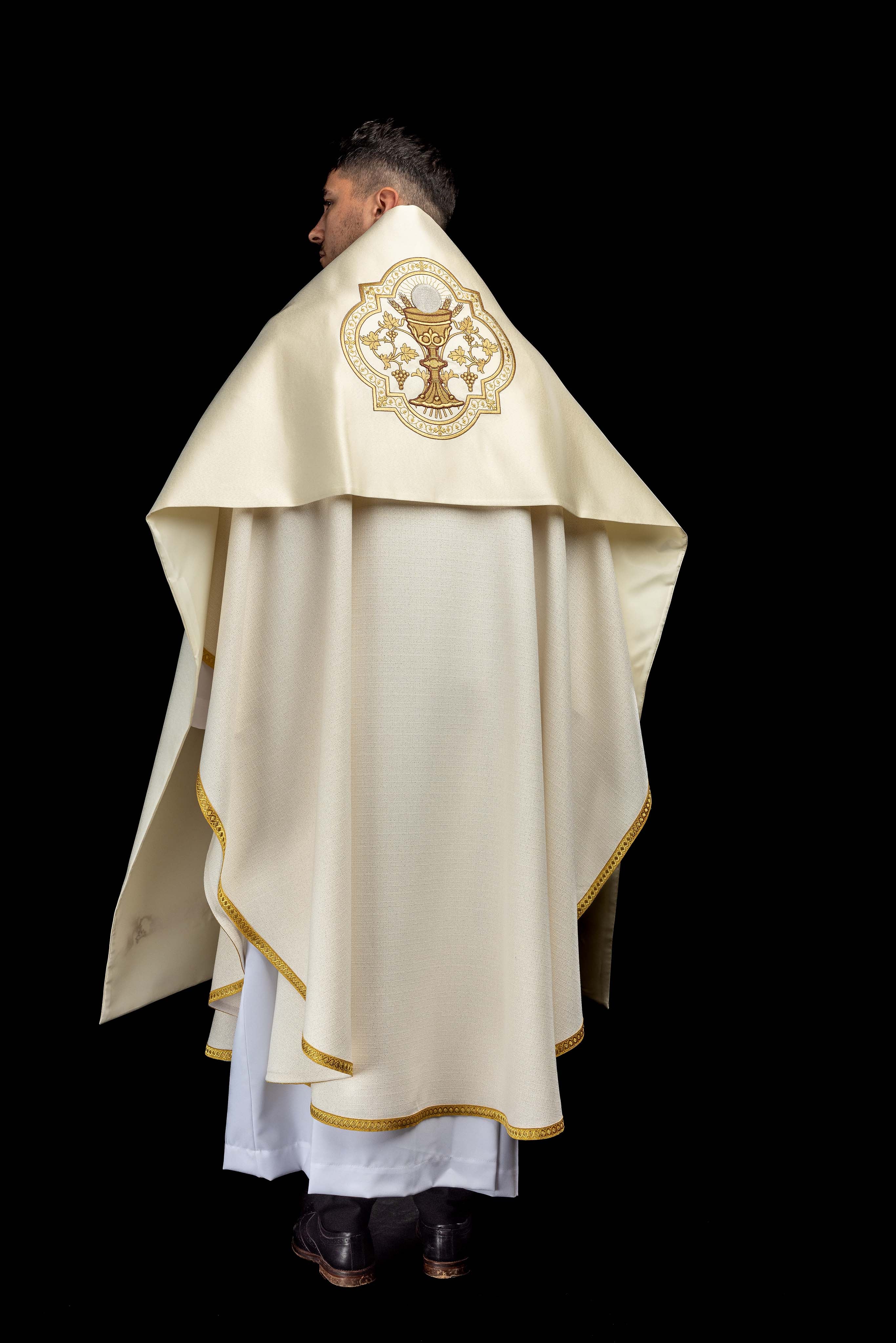 Voile huméral écru avec calice brodé