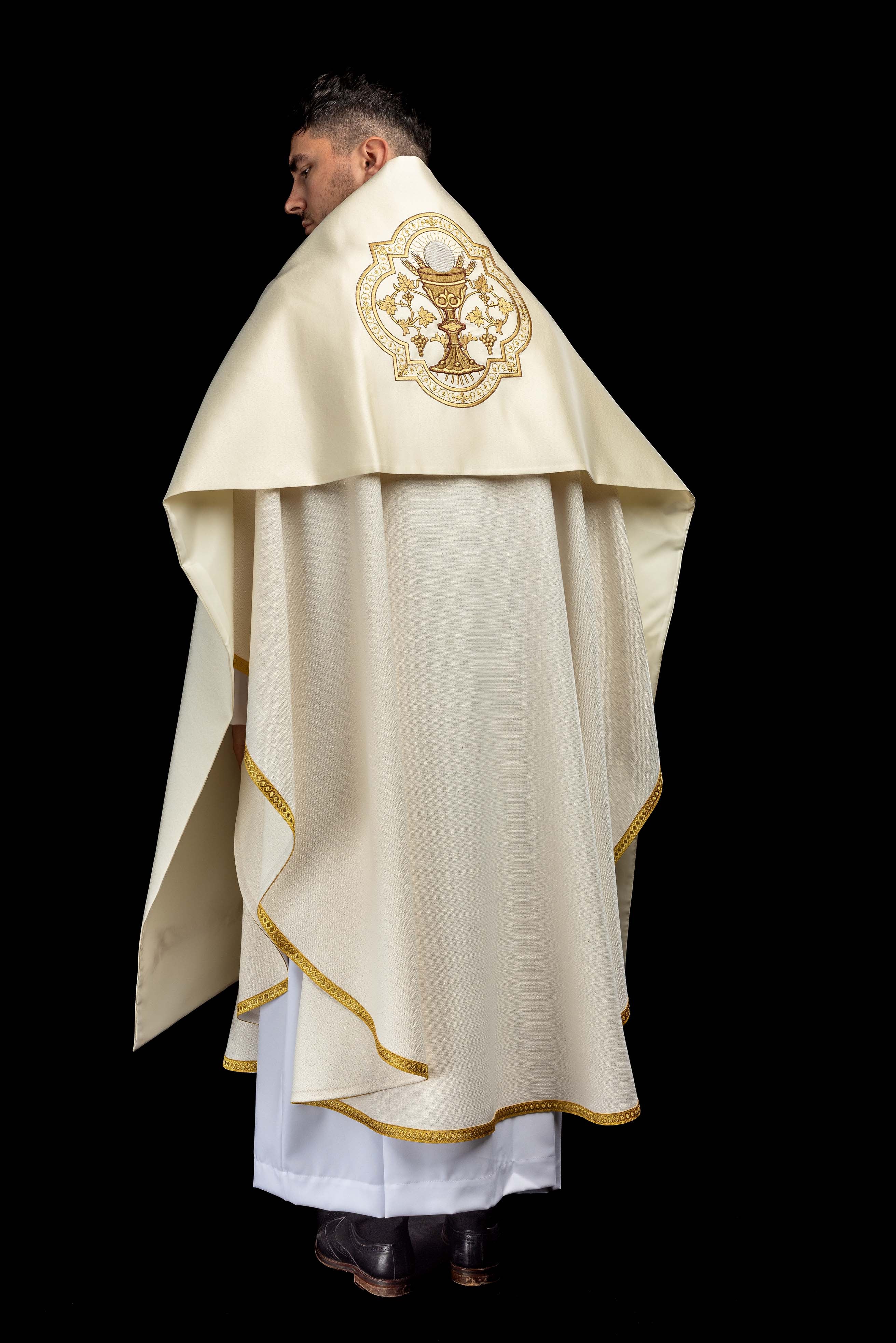 Voile huméral écru avec calice brodé