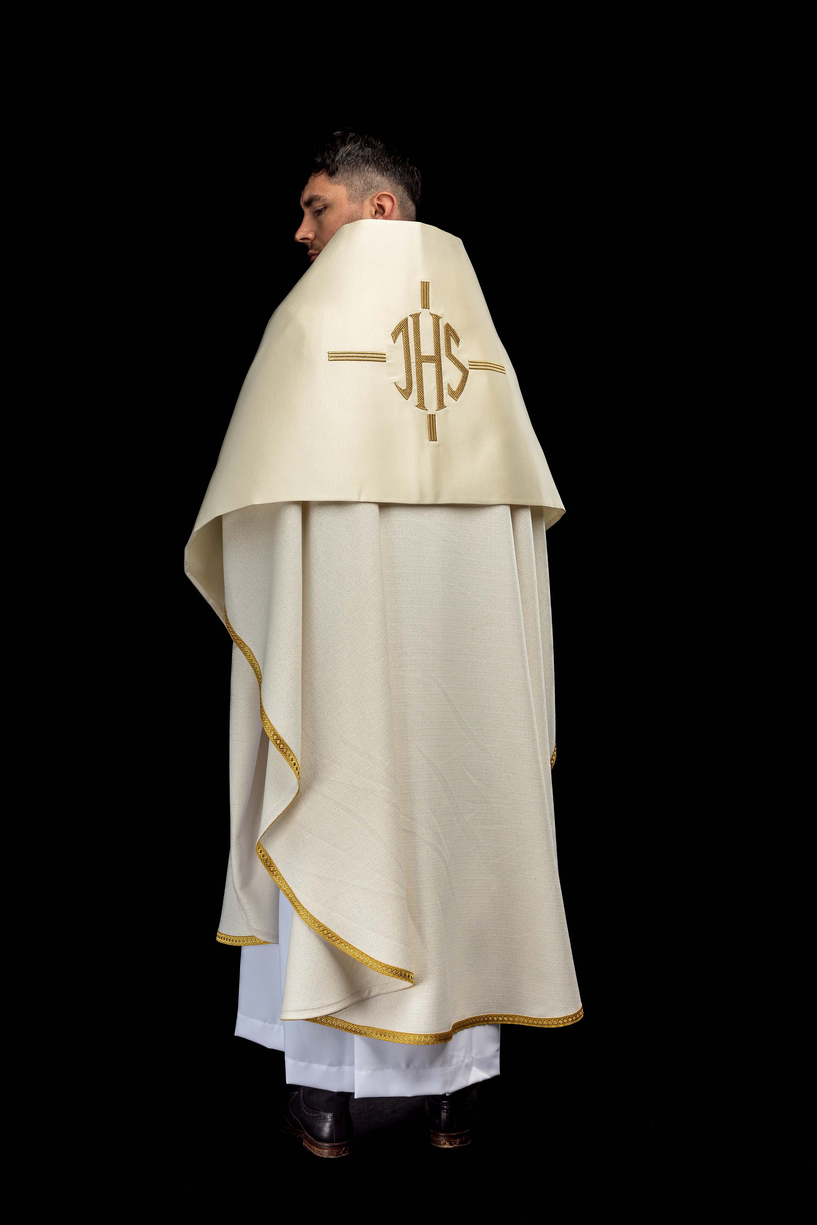 Voile huméral écru avec motif IHS brodé