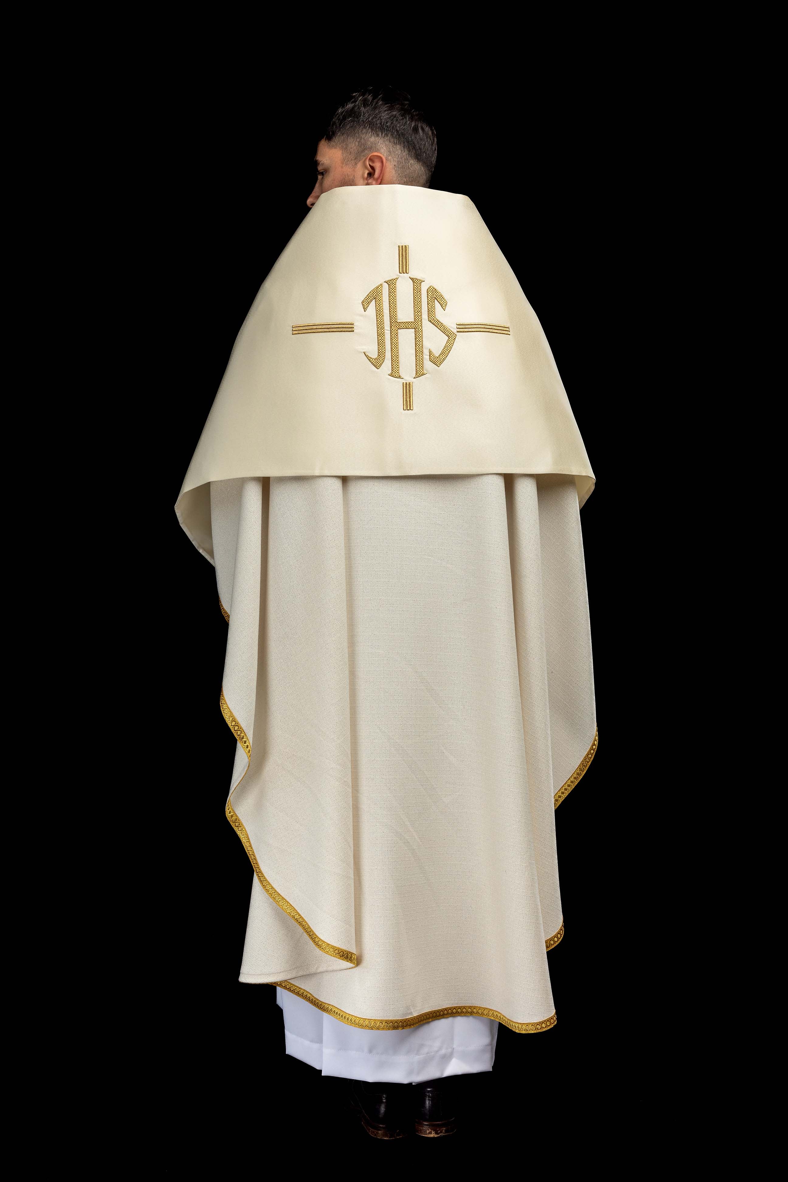 Voile huméral écru avec motif IHS brodé