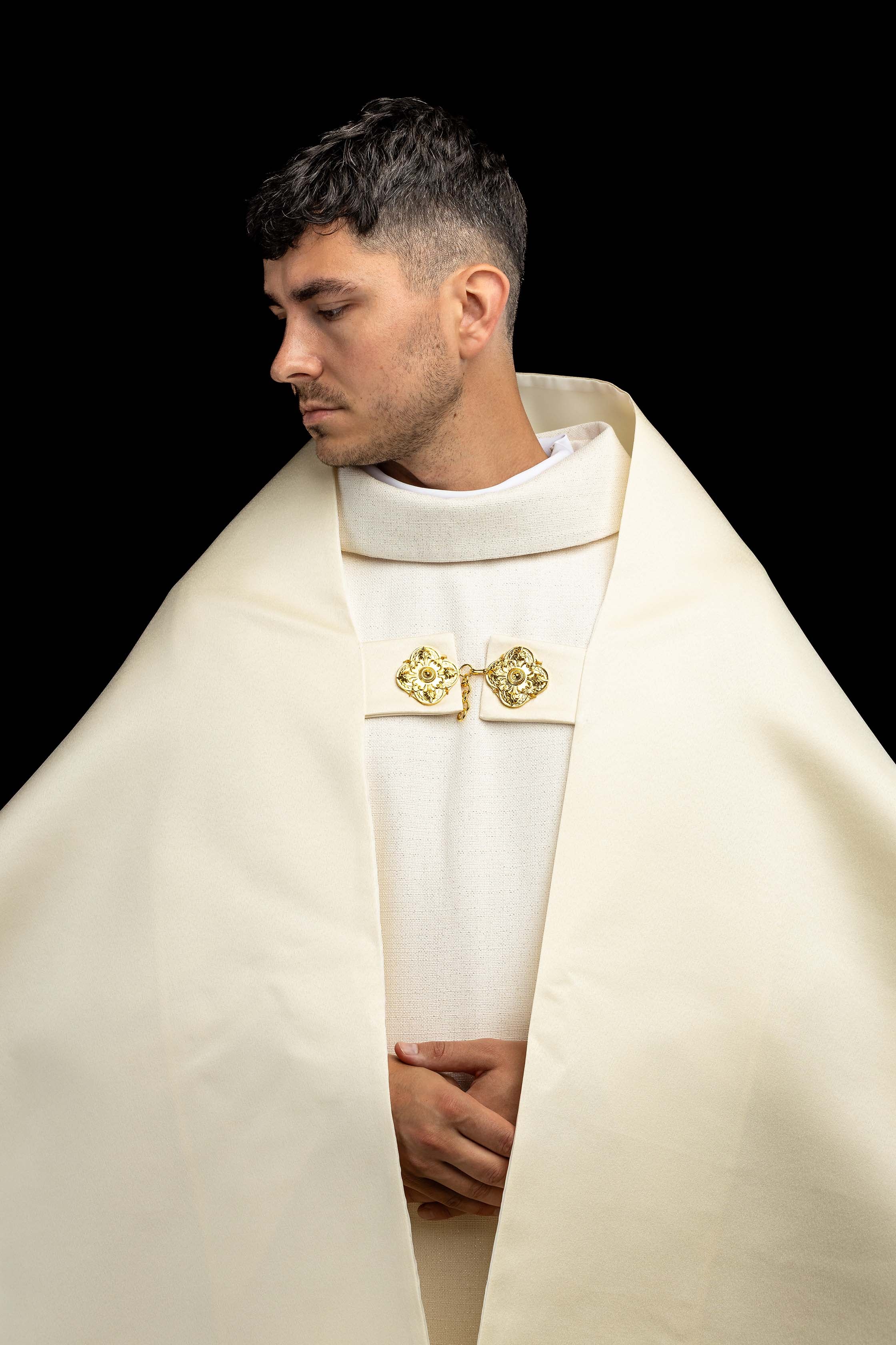 Voile huméral écru avec motif IHS brodé