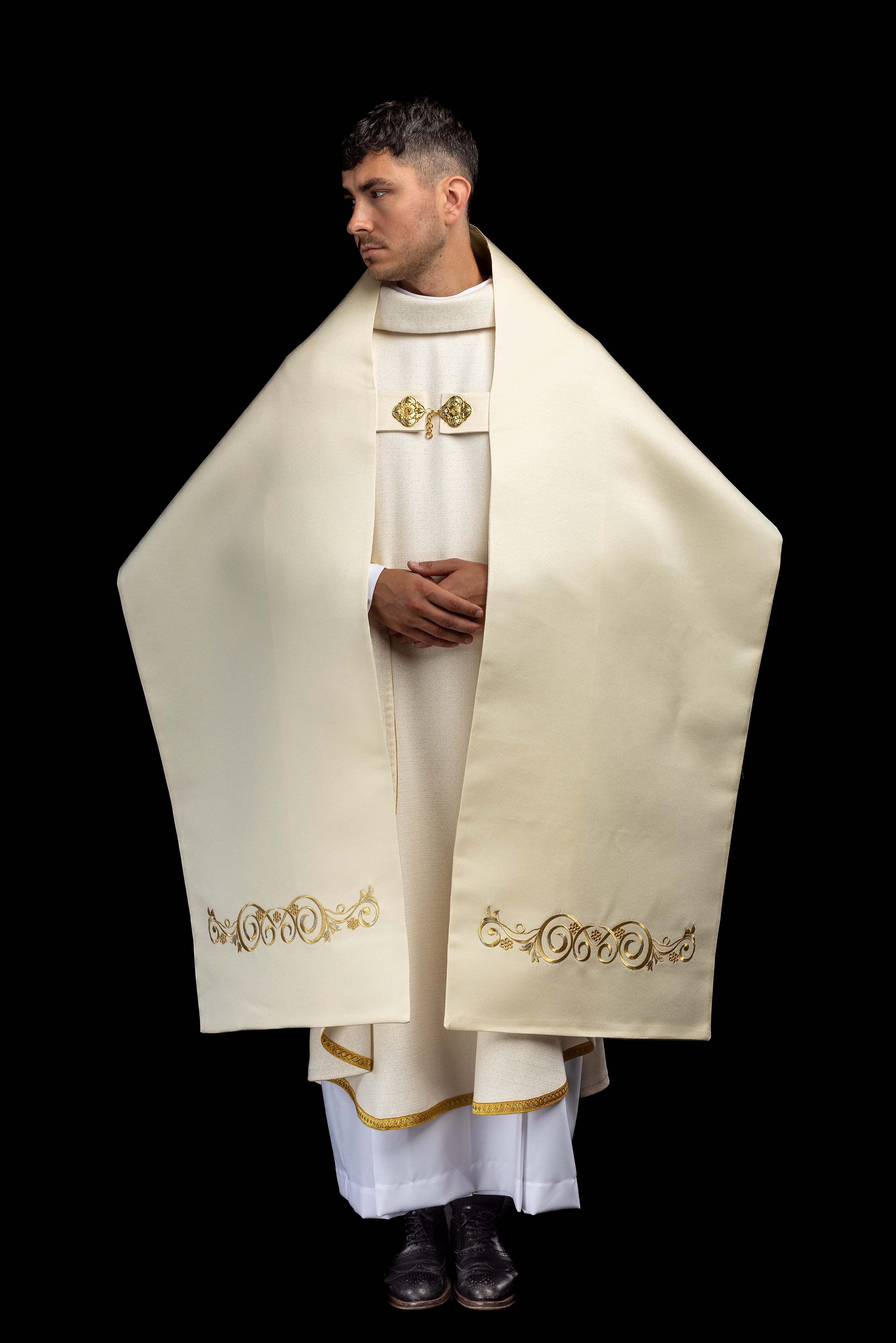 Voile huméral écru avec symbole IHS brodé