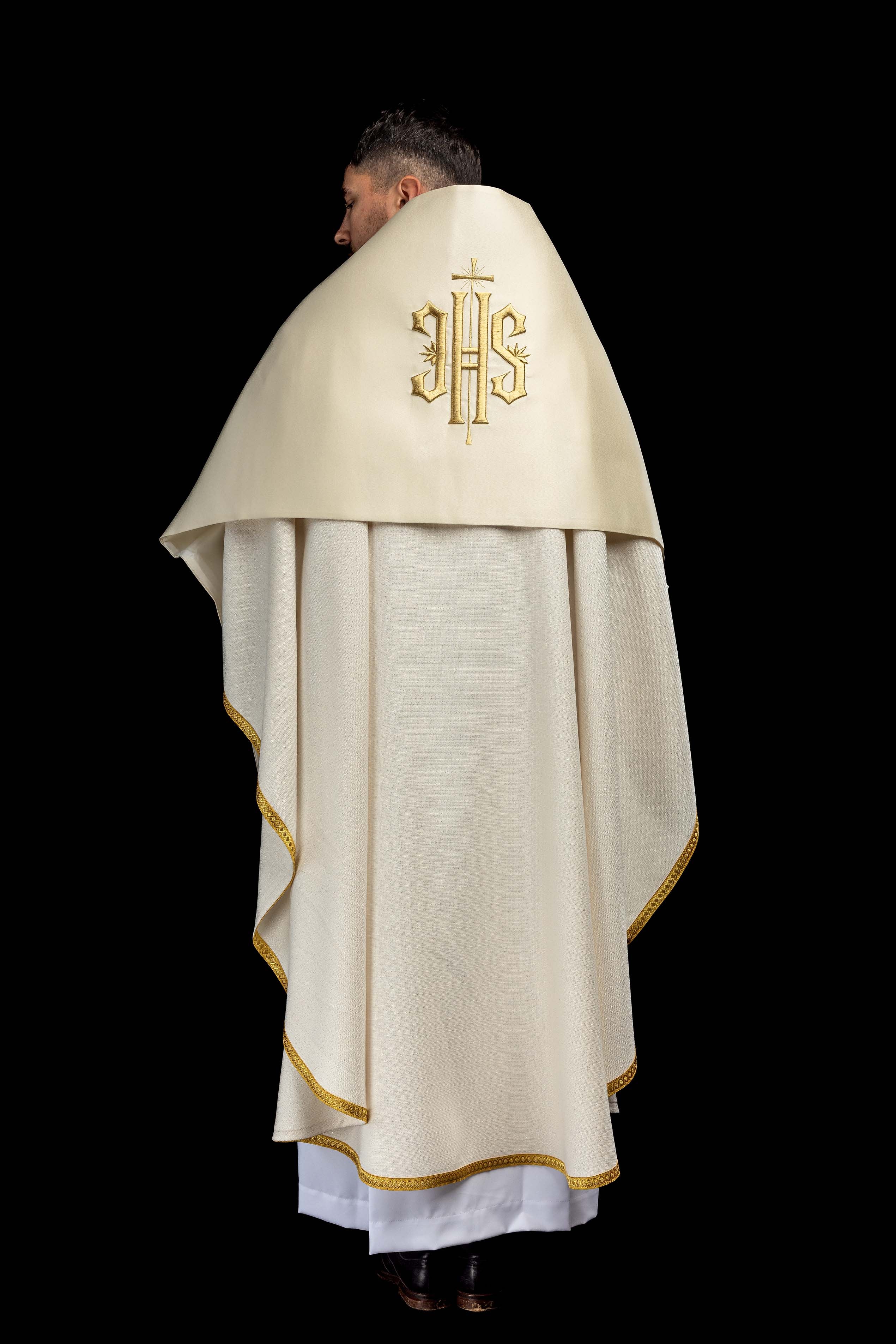 Voile huméral écru avec symbole IHS brodé