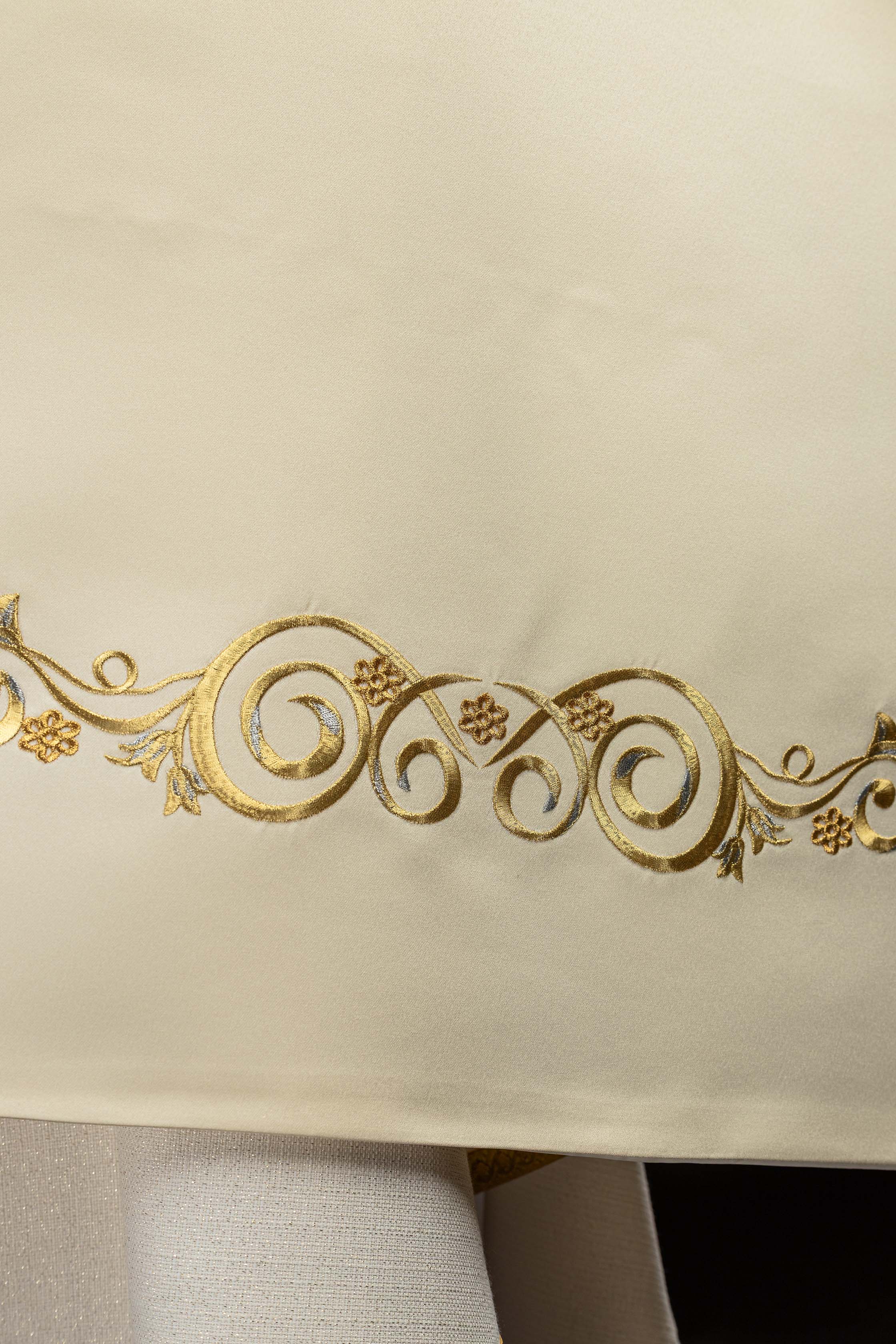 Voile huméral écru avec symbole IHS brodé