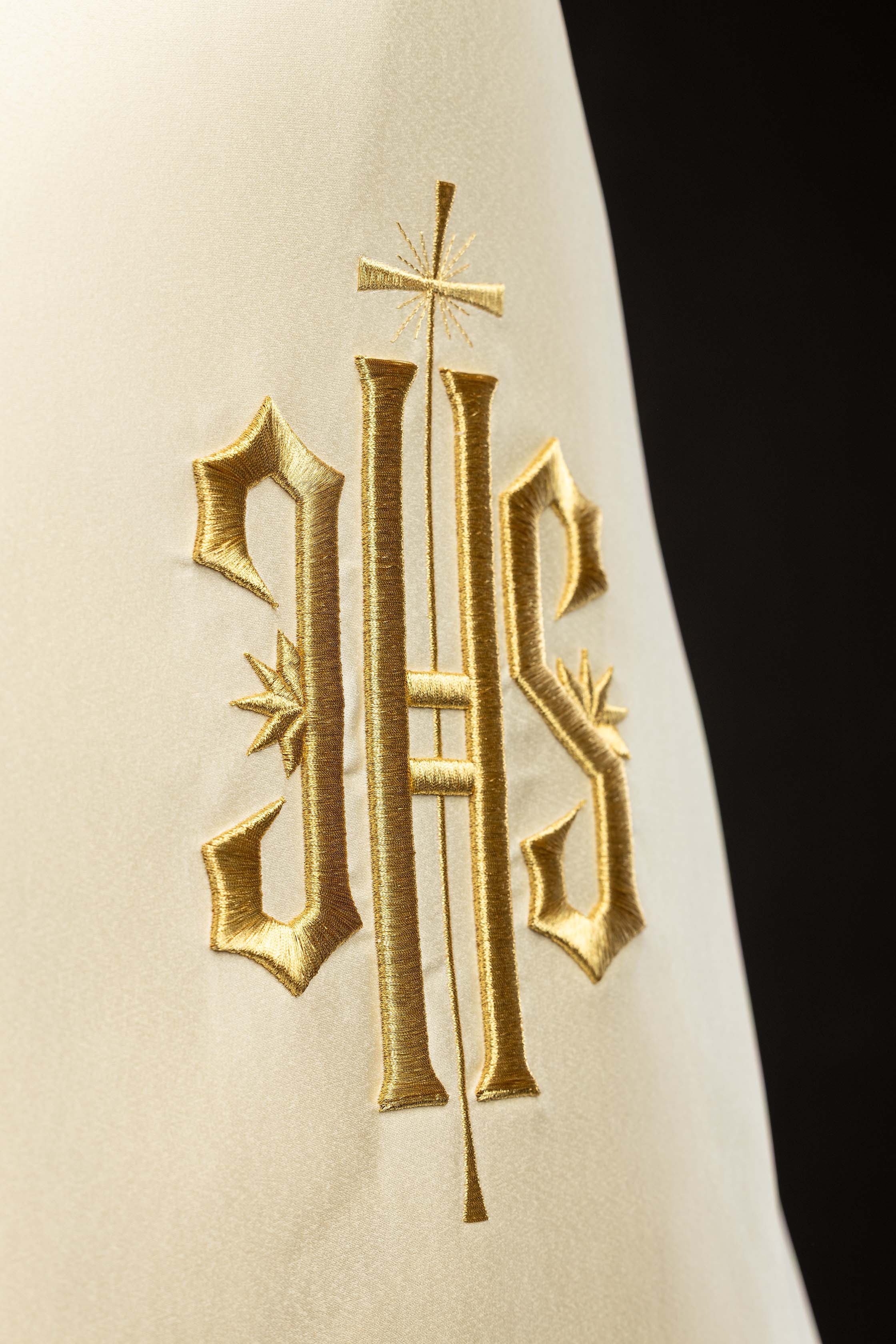 Voile huméral écru avec symbole IHS brodé