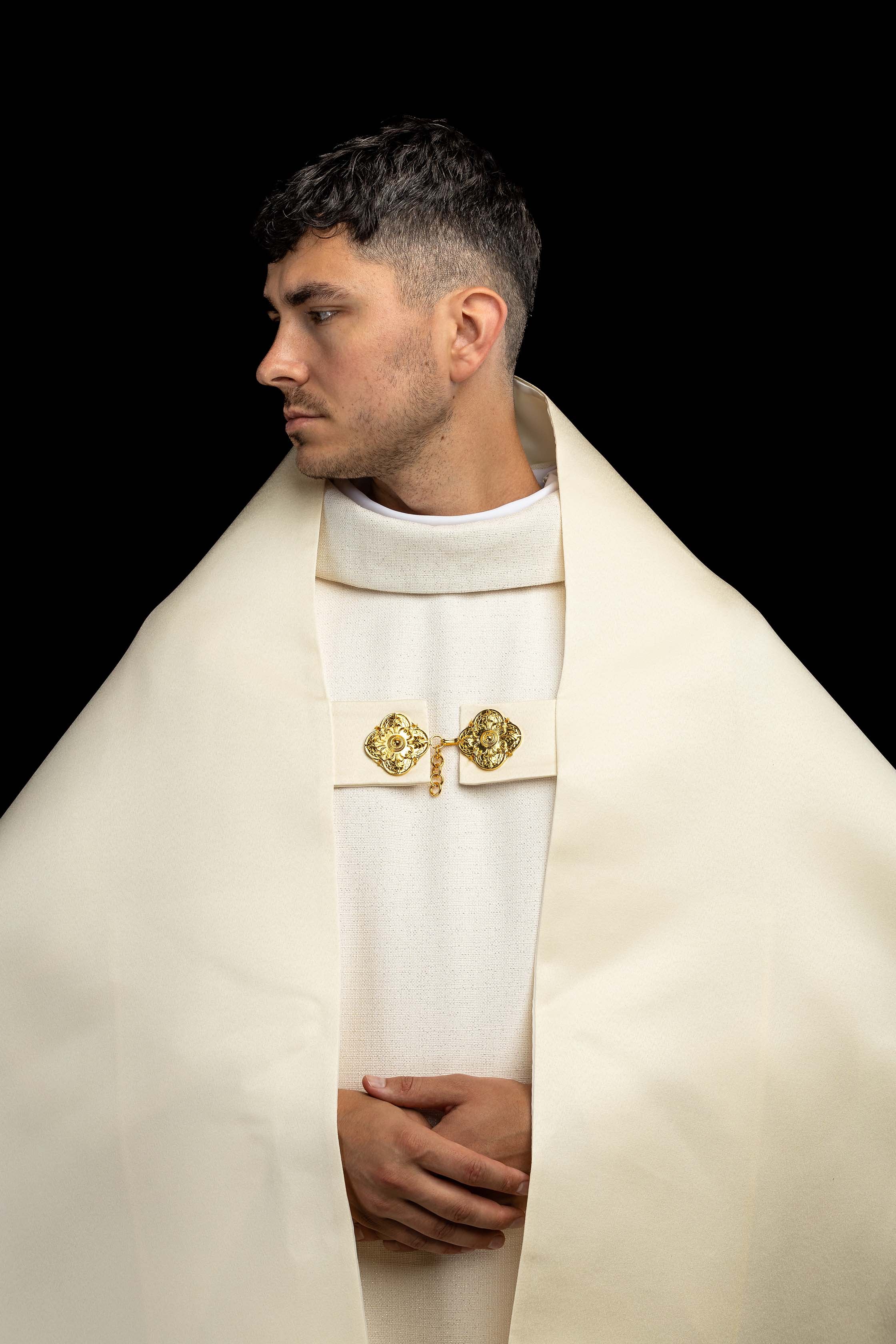 Voile huméral écru avec symbole IHS brodé