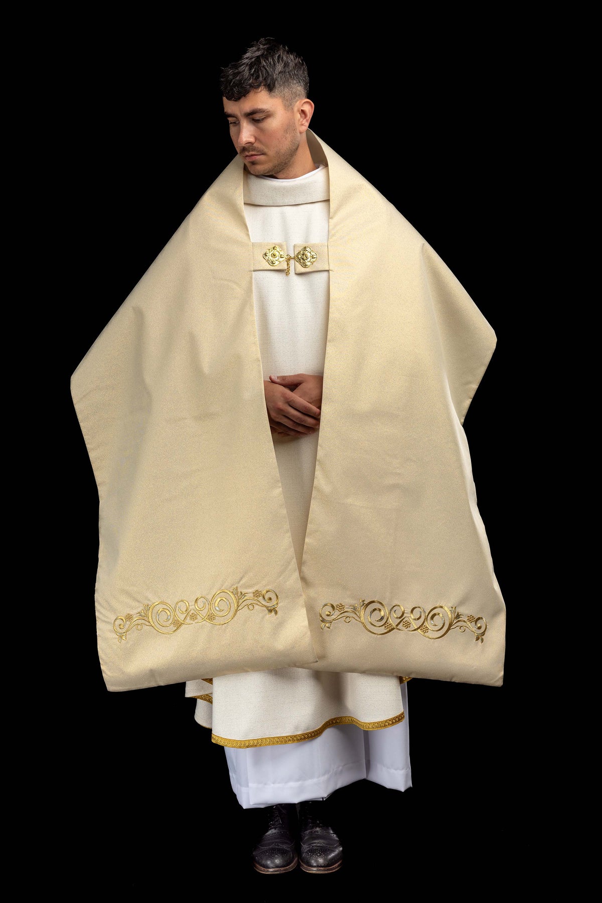 Voile huméral doré avec symbole IHS brodé
