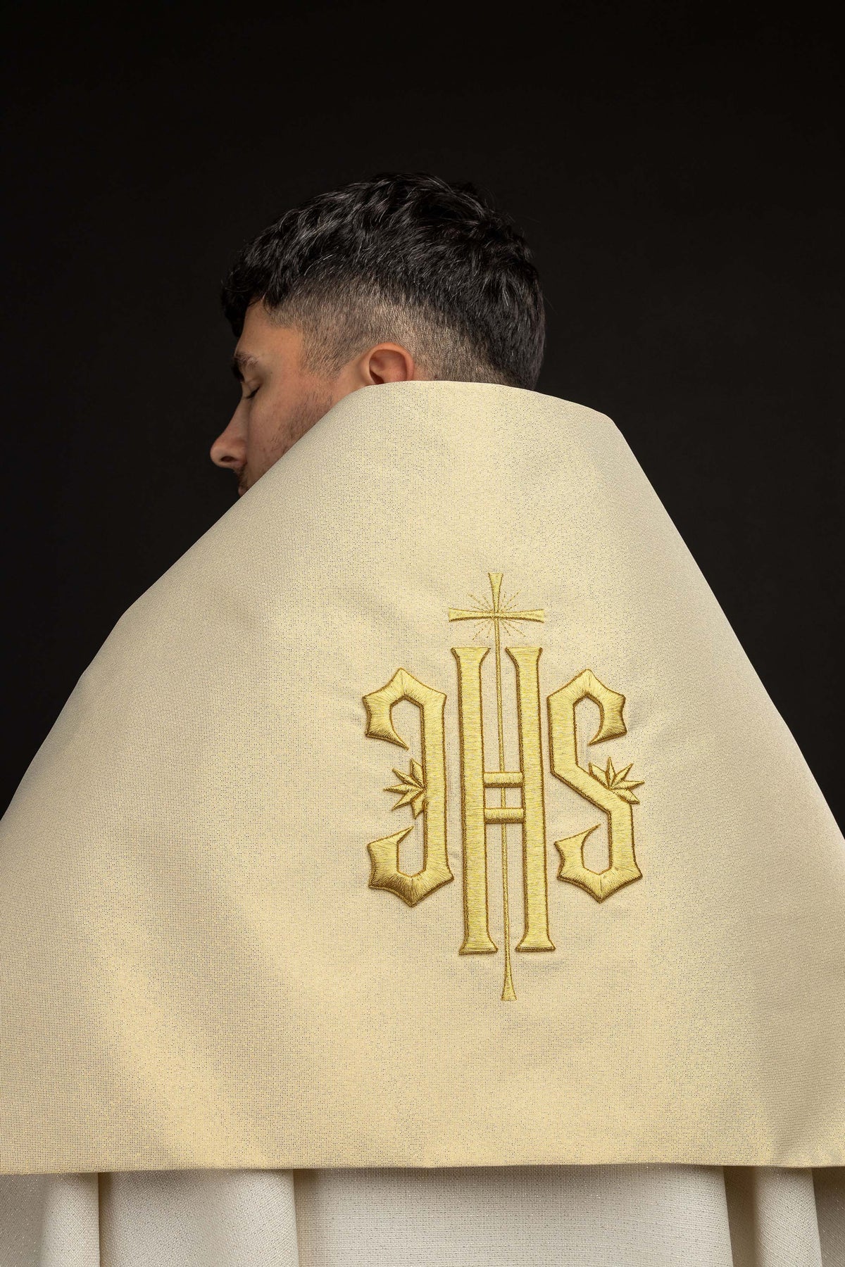 Voile huméral doré avec symbole IHS brodé