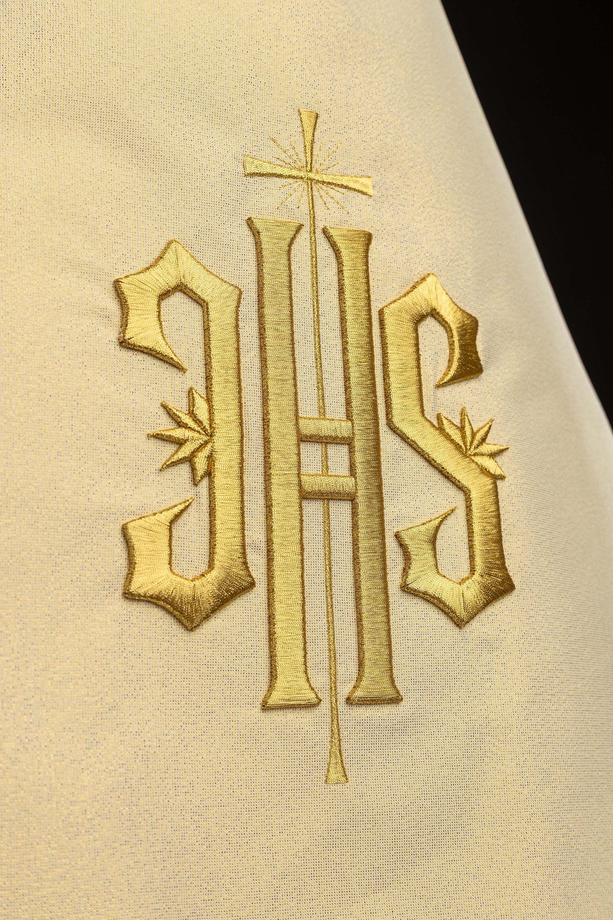 Voile huméral doré avec symbole IHS brodé