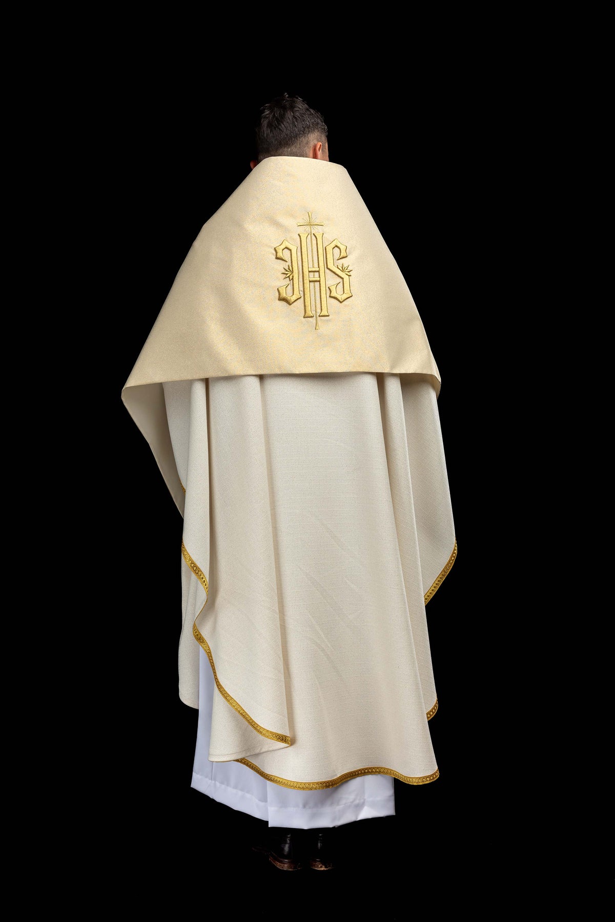 Voile huméral doré avec symbole IHS brodé