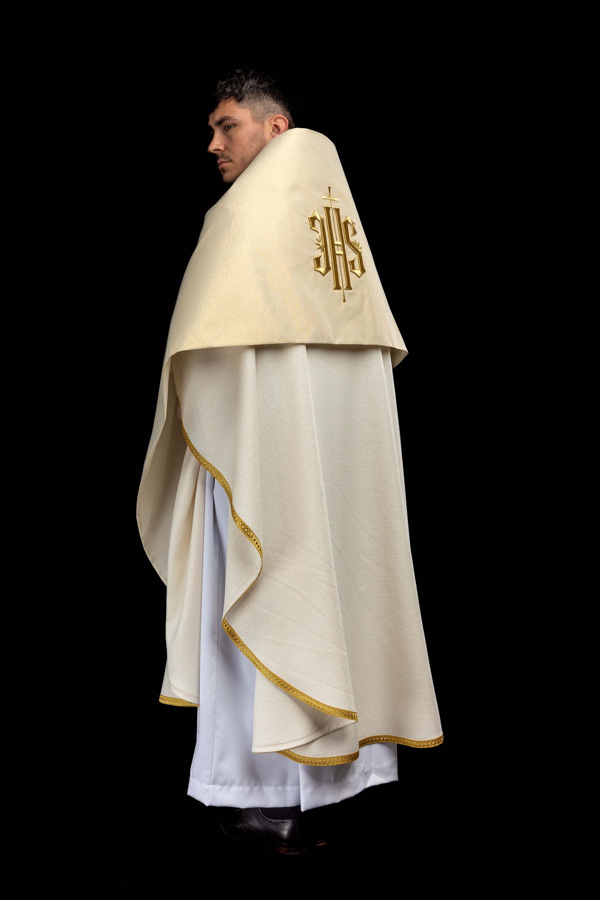Voile huméral doré avec symbole IHS brodé