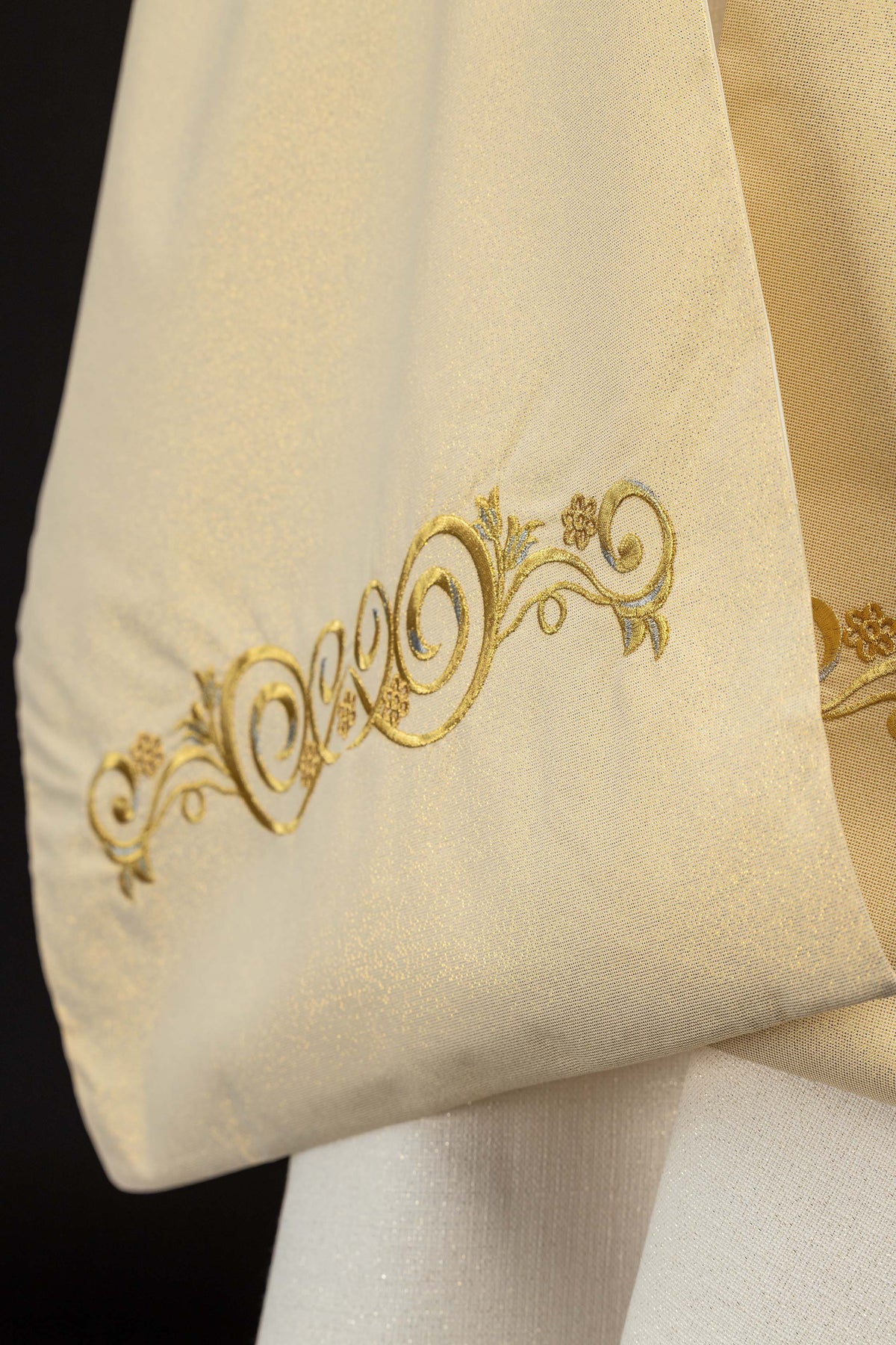 Voile huméral doré avec symbole IHS brodé