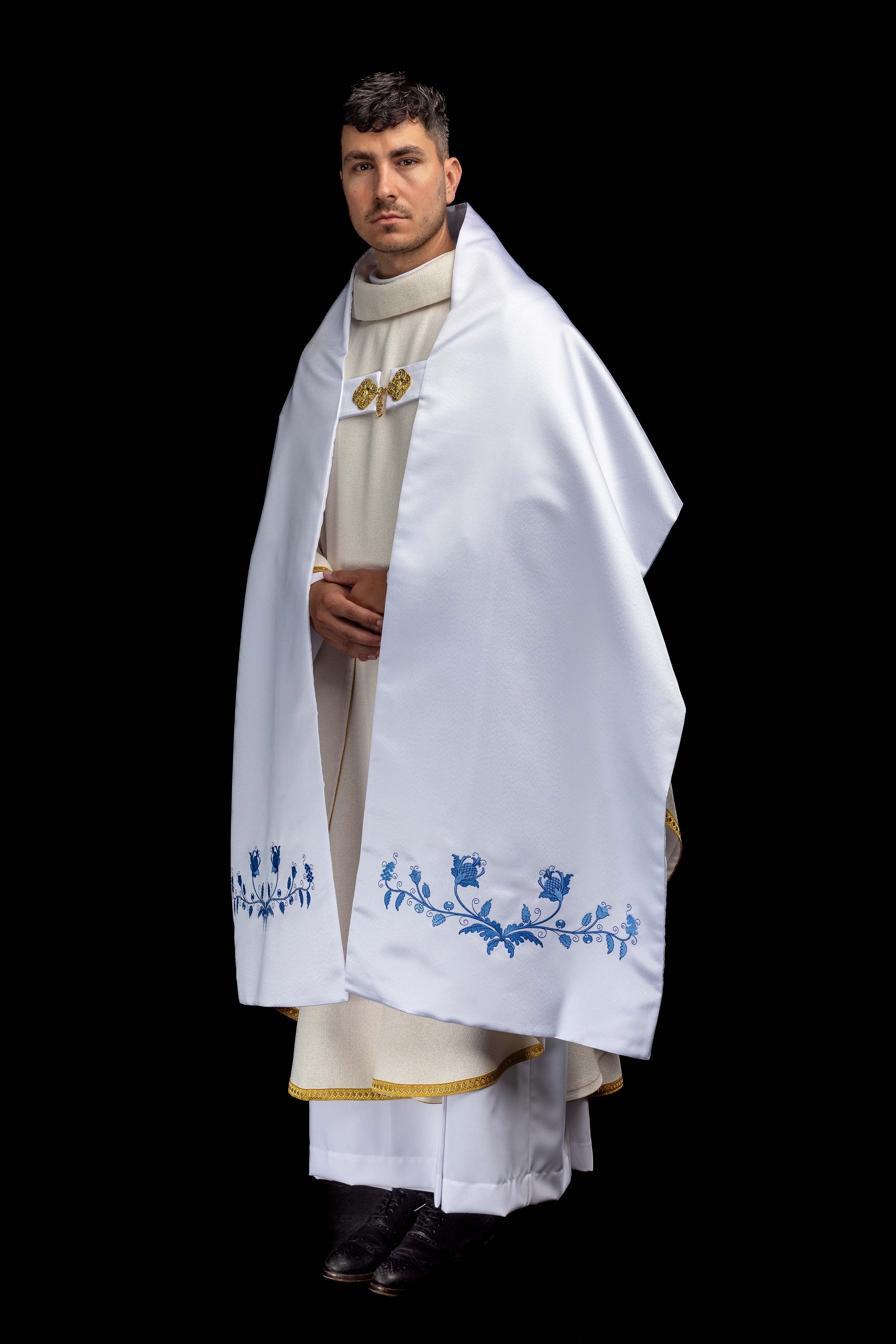 Voile huméral blanc avec symbole marial brodé