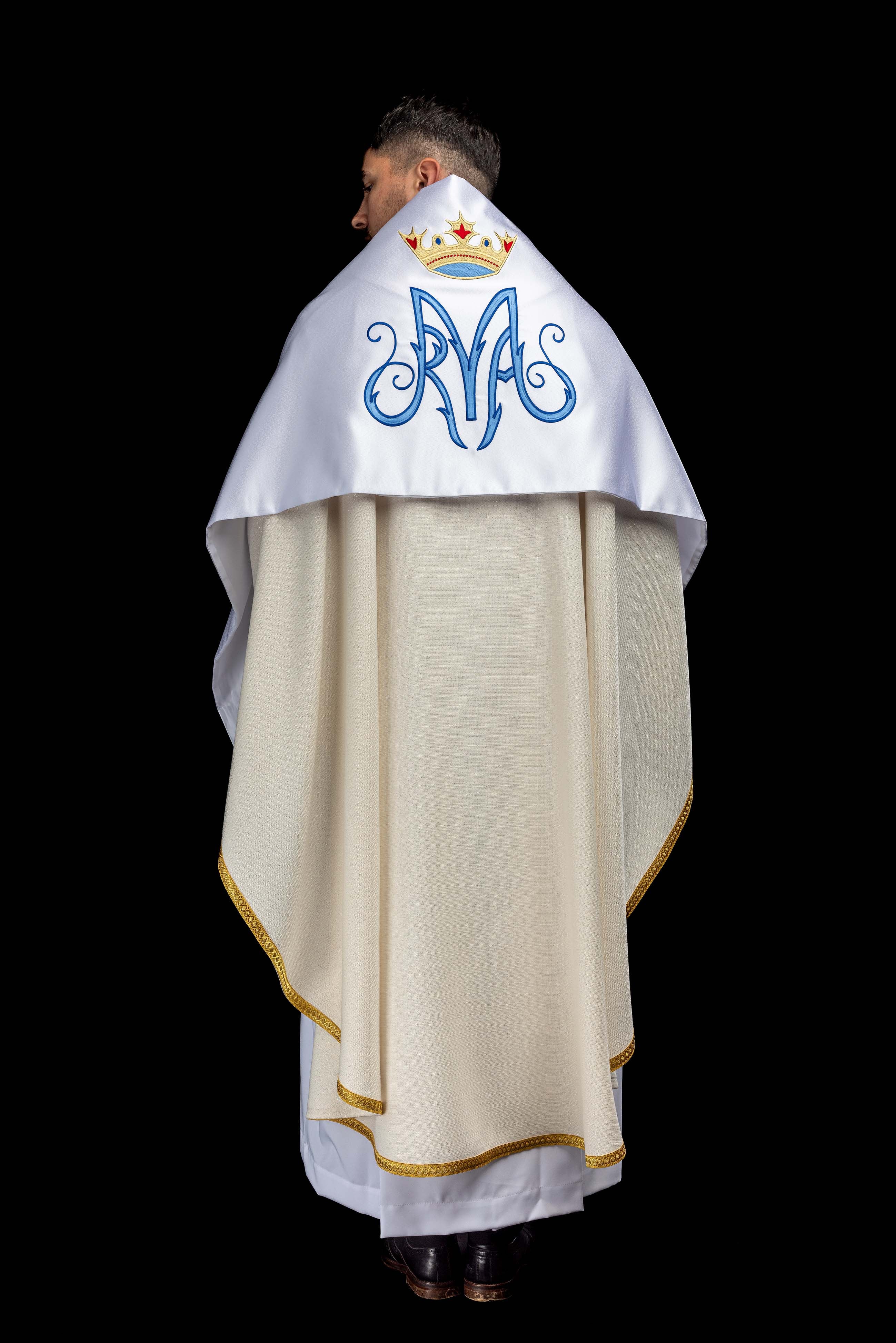 Voile huméral blanc avec symbole marial brodé