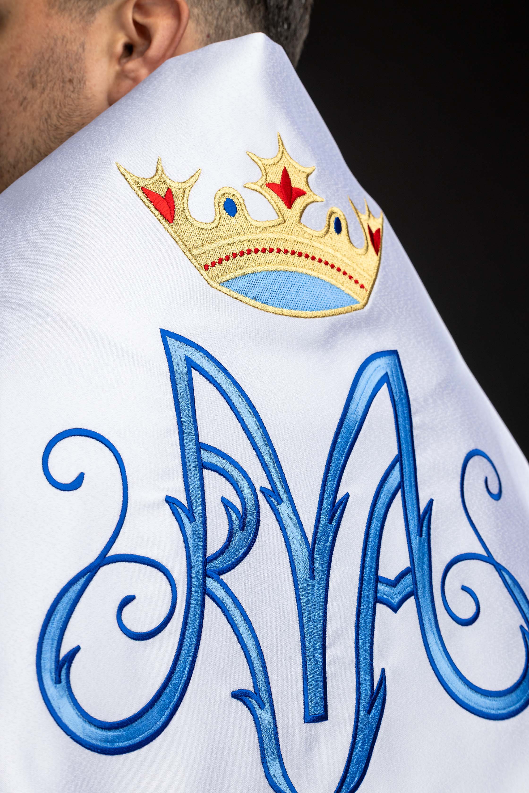 Voile huméral blanc avec symbole marial brodé
