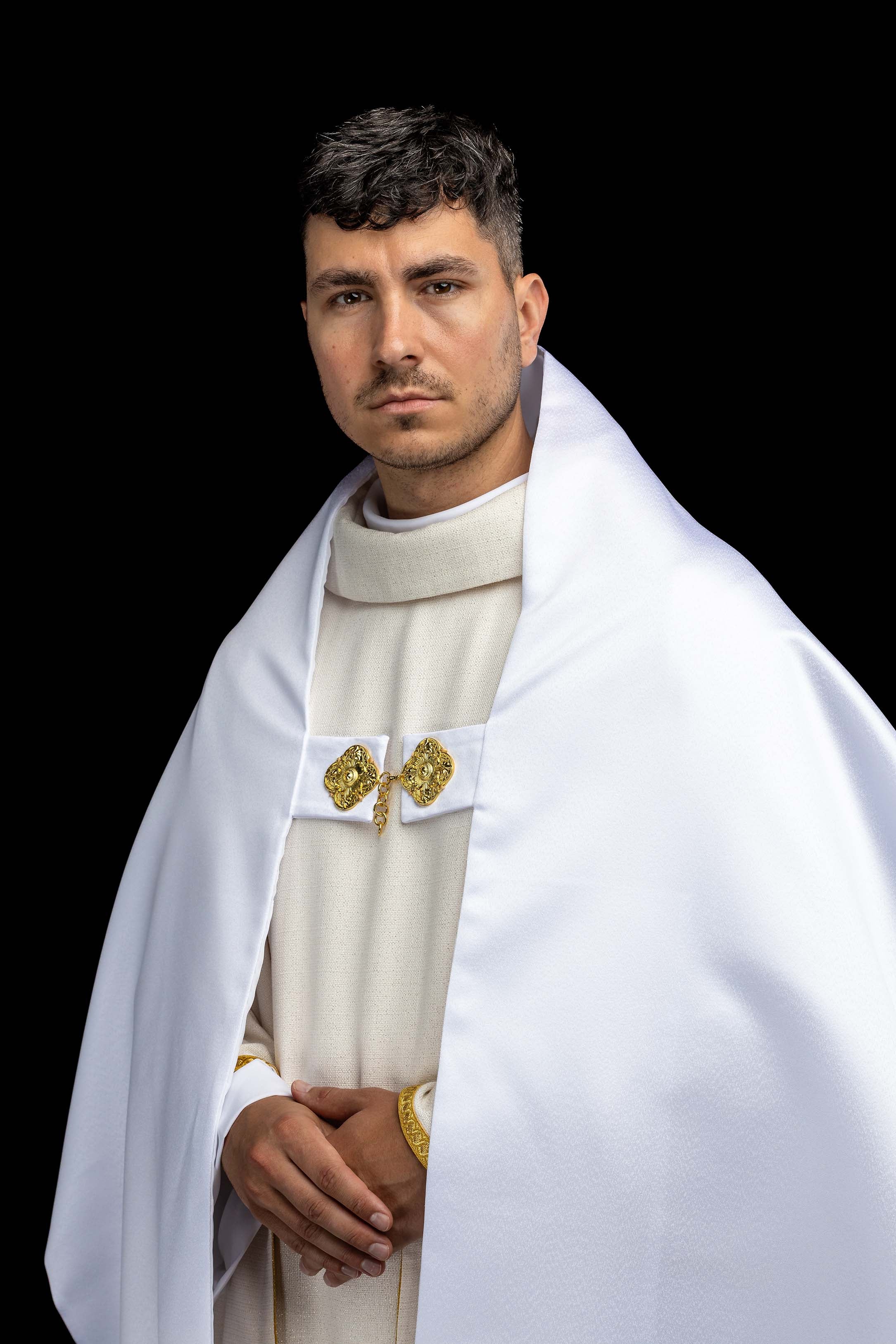 Voile huméral blanc avec symbole marial brodé