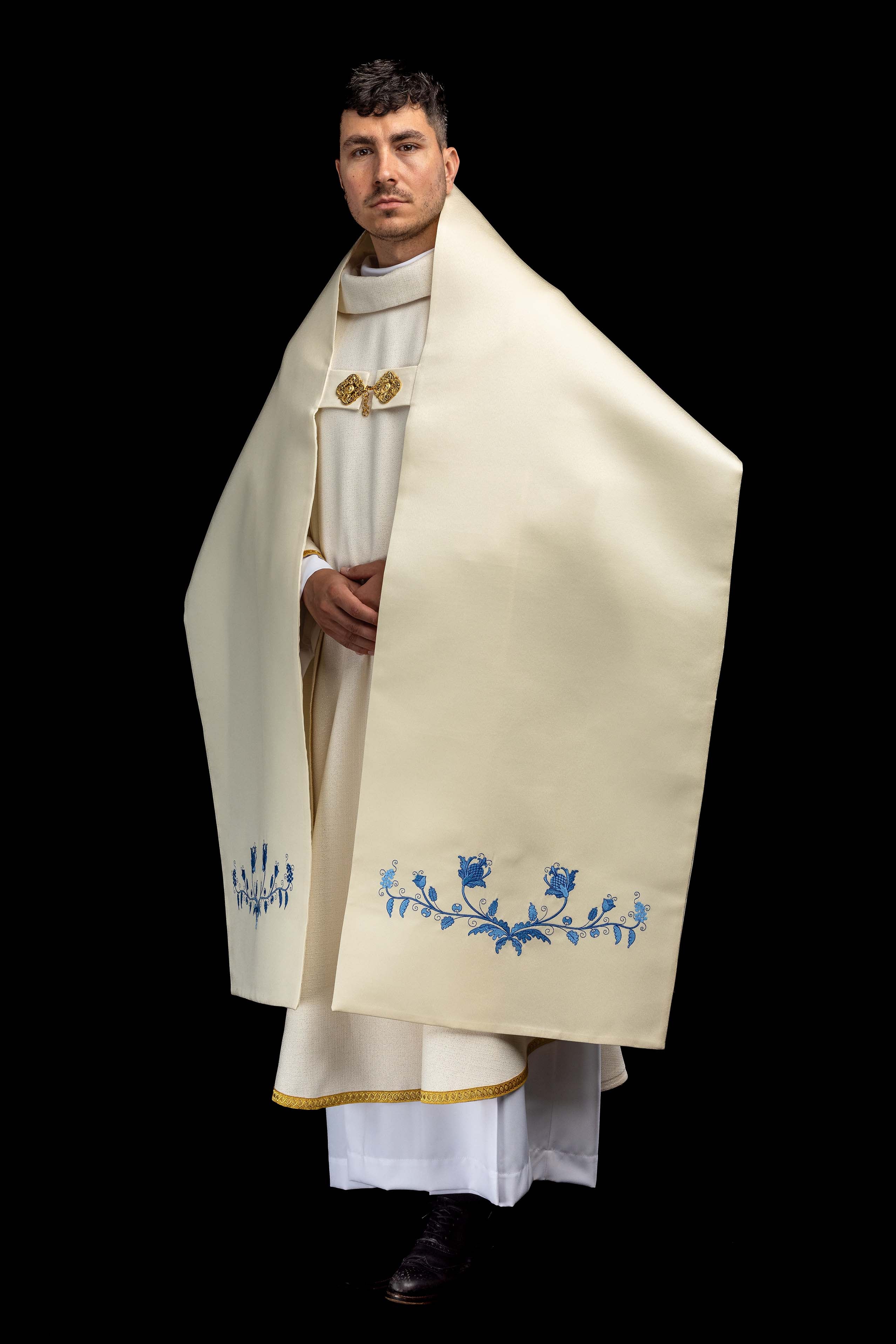Voile huméral écru avec symbole marial brodé