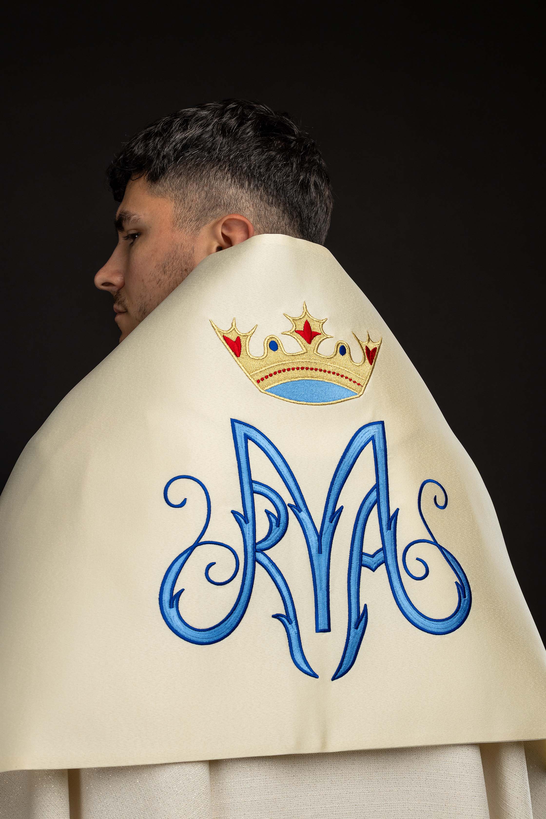 Voile huméral écru avec symbole marial brodé