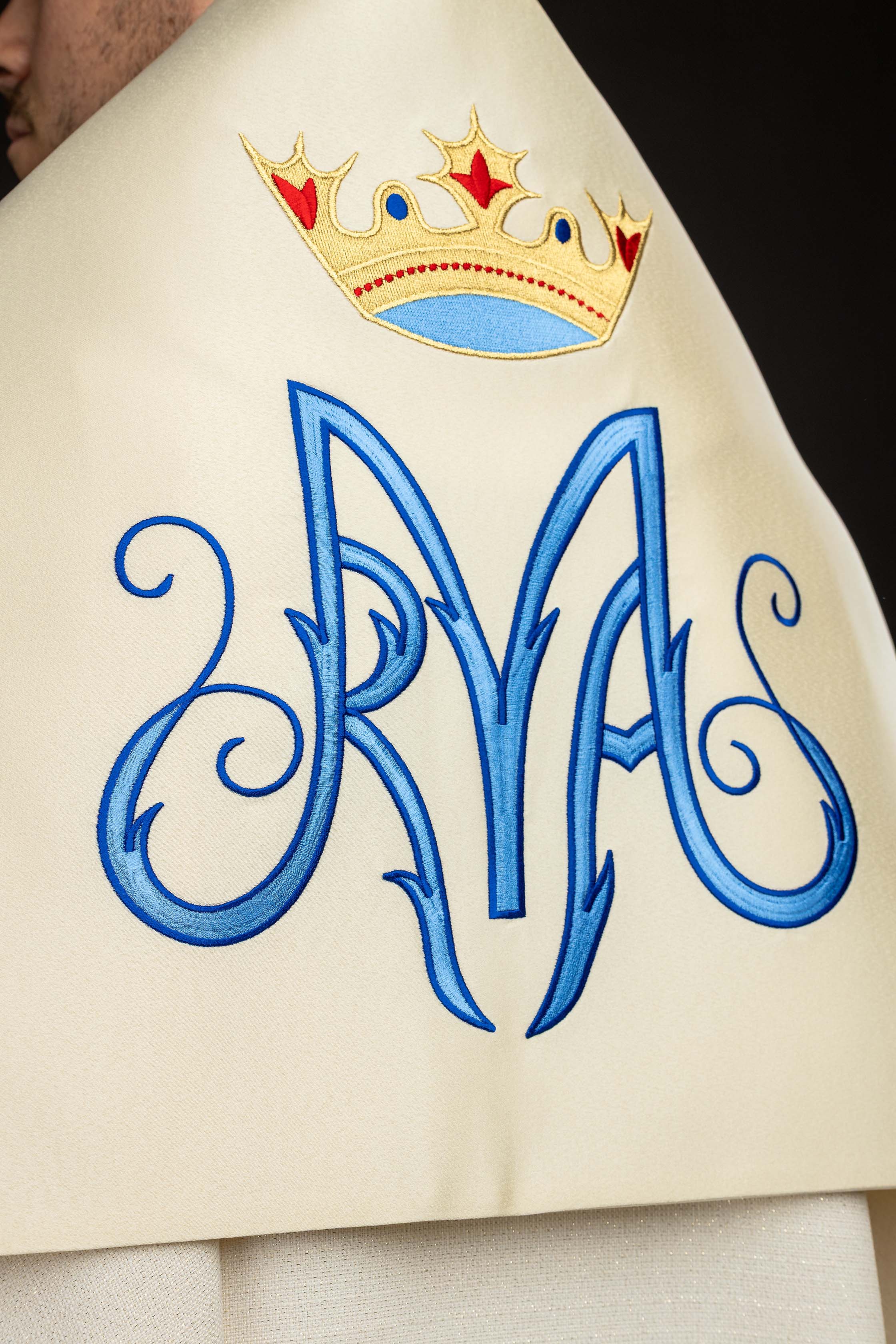 Voile huméral écru avec symbole marial brodé