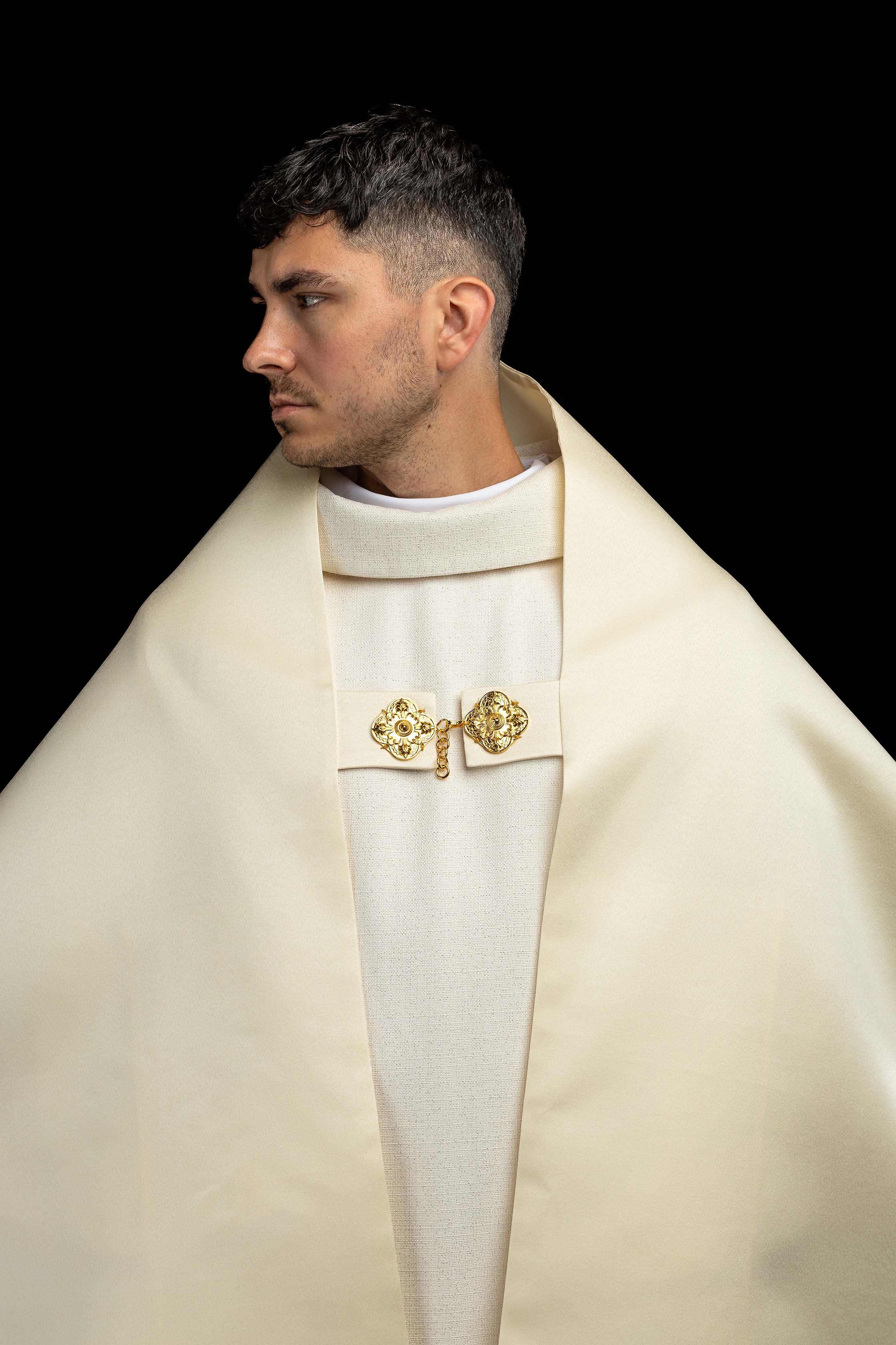 Voile huméral écru avec symbole marial brodé