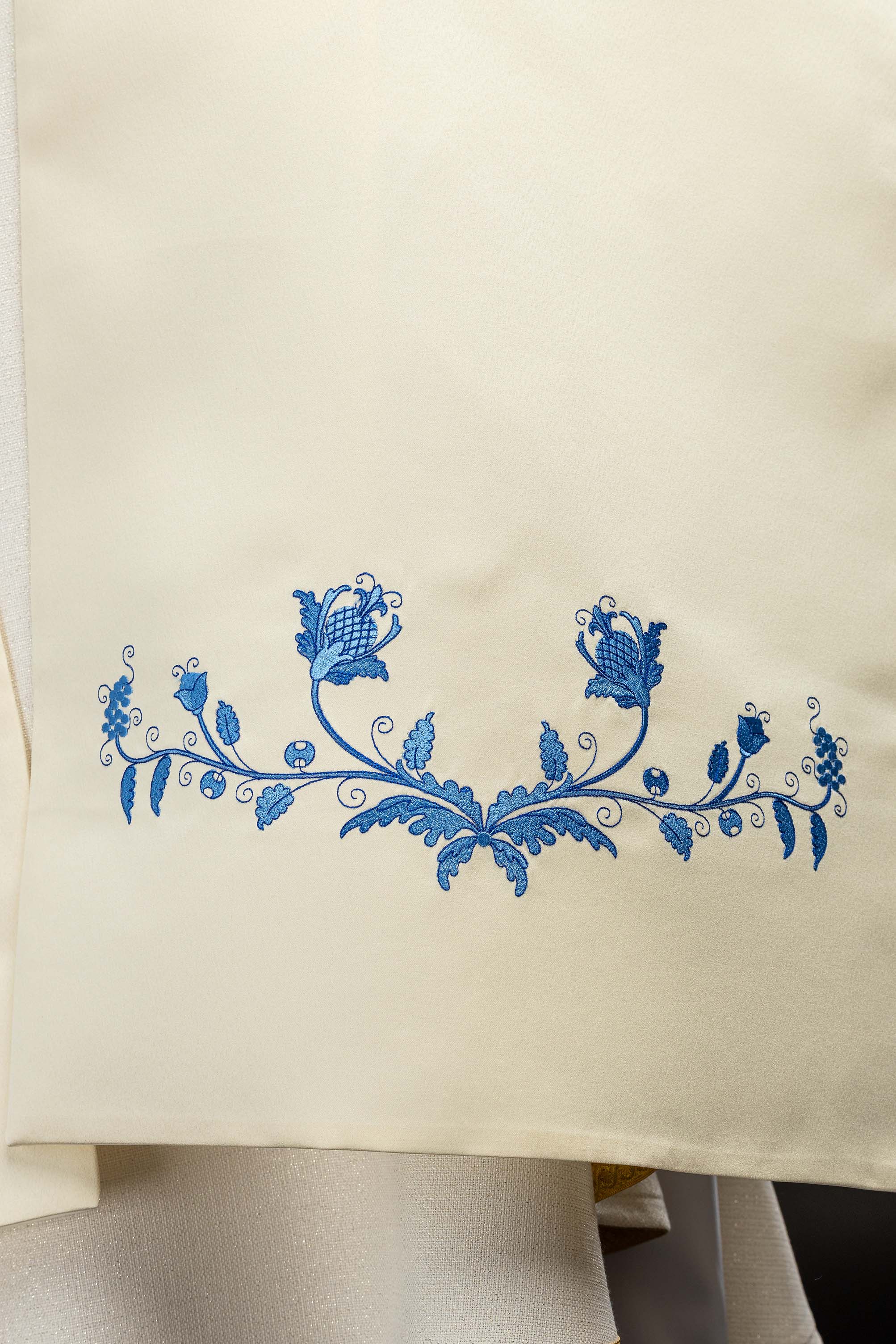 Voile huméral écru avec symbole marial brodé