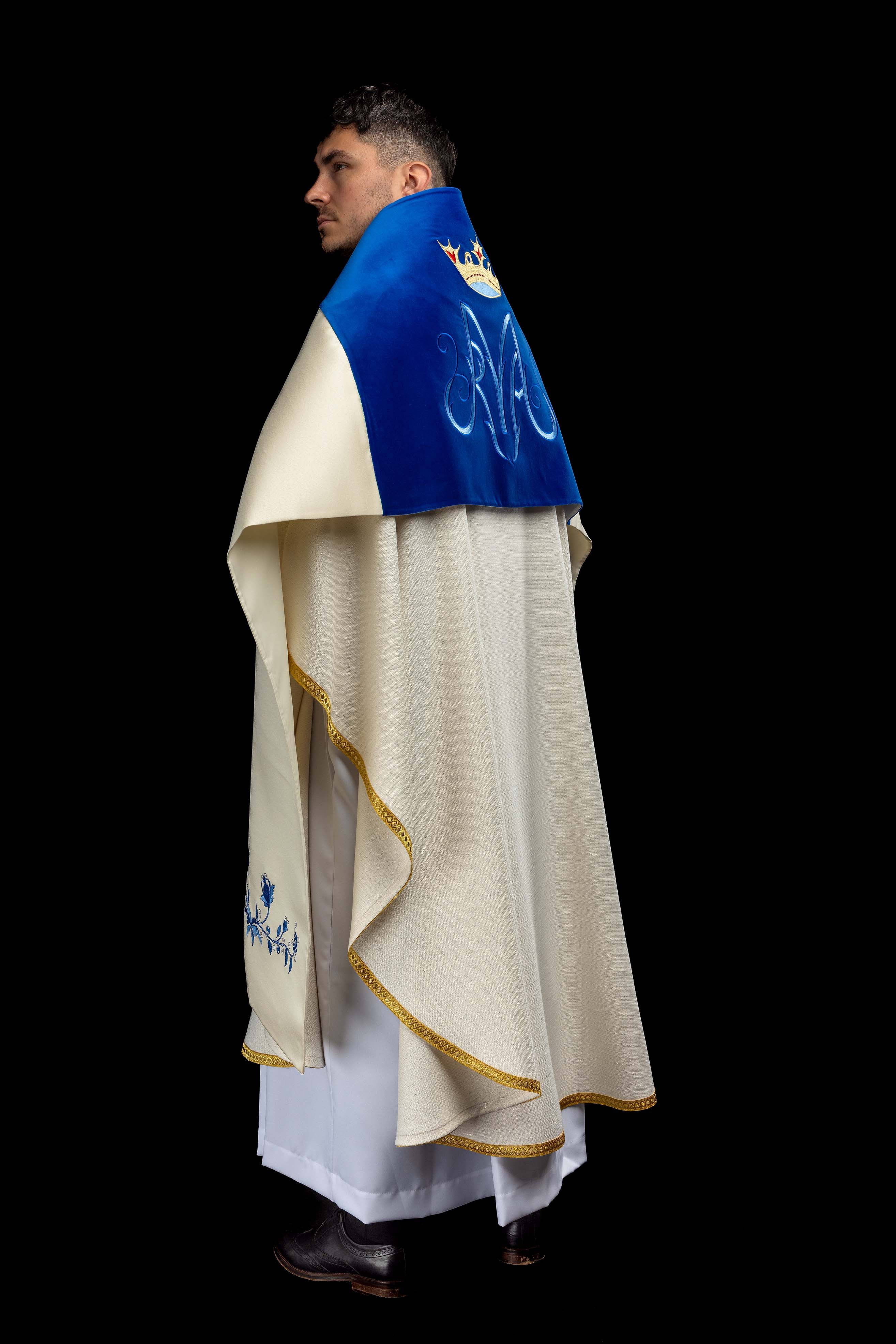 Voile huméral avec symbole marial brodé sur velours bleu