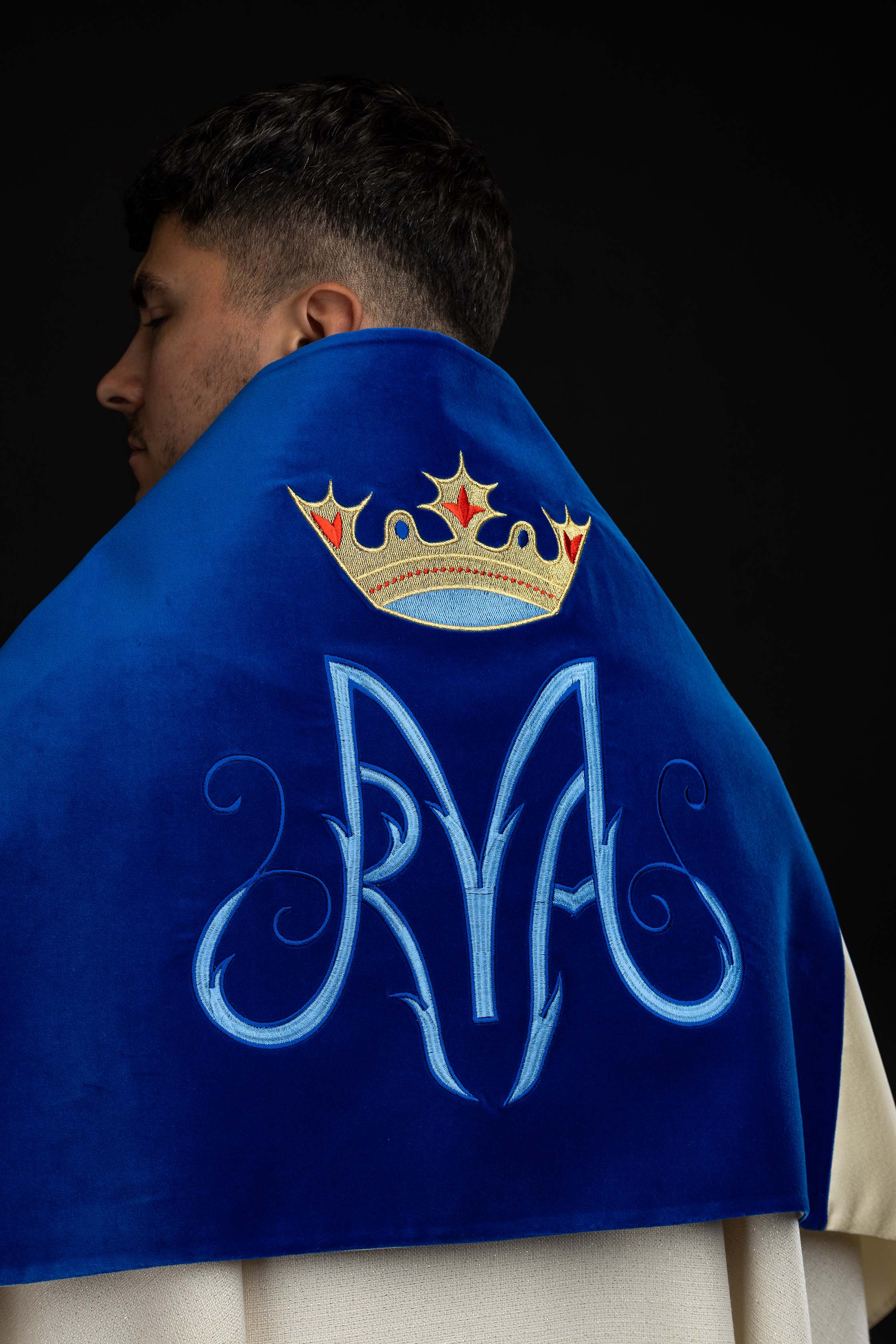 Voile huméral avec symbole marial brodé sur velours bleu