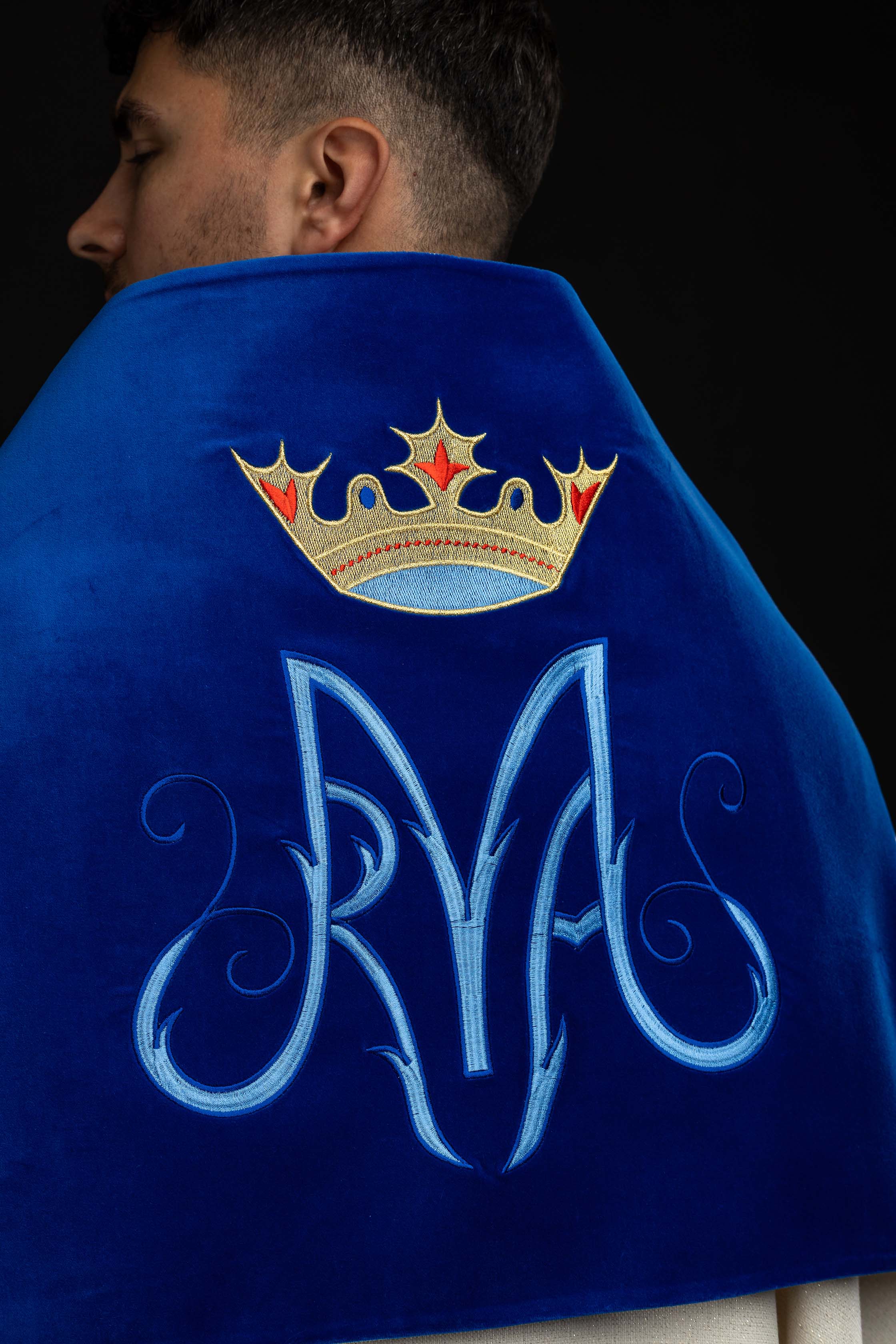 Voile huméral avec symbole marial brodé sur velours bleu