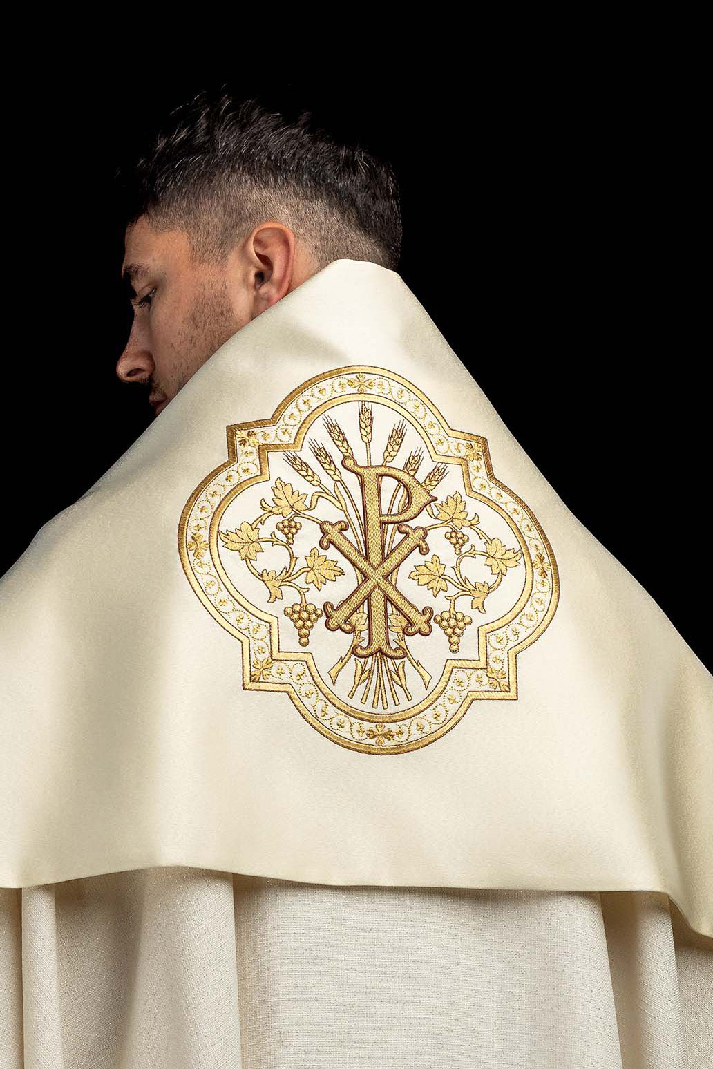 Voile huméral écru avec motif PAX brodé