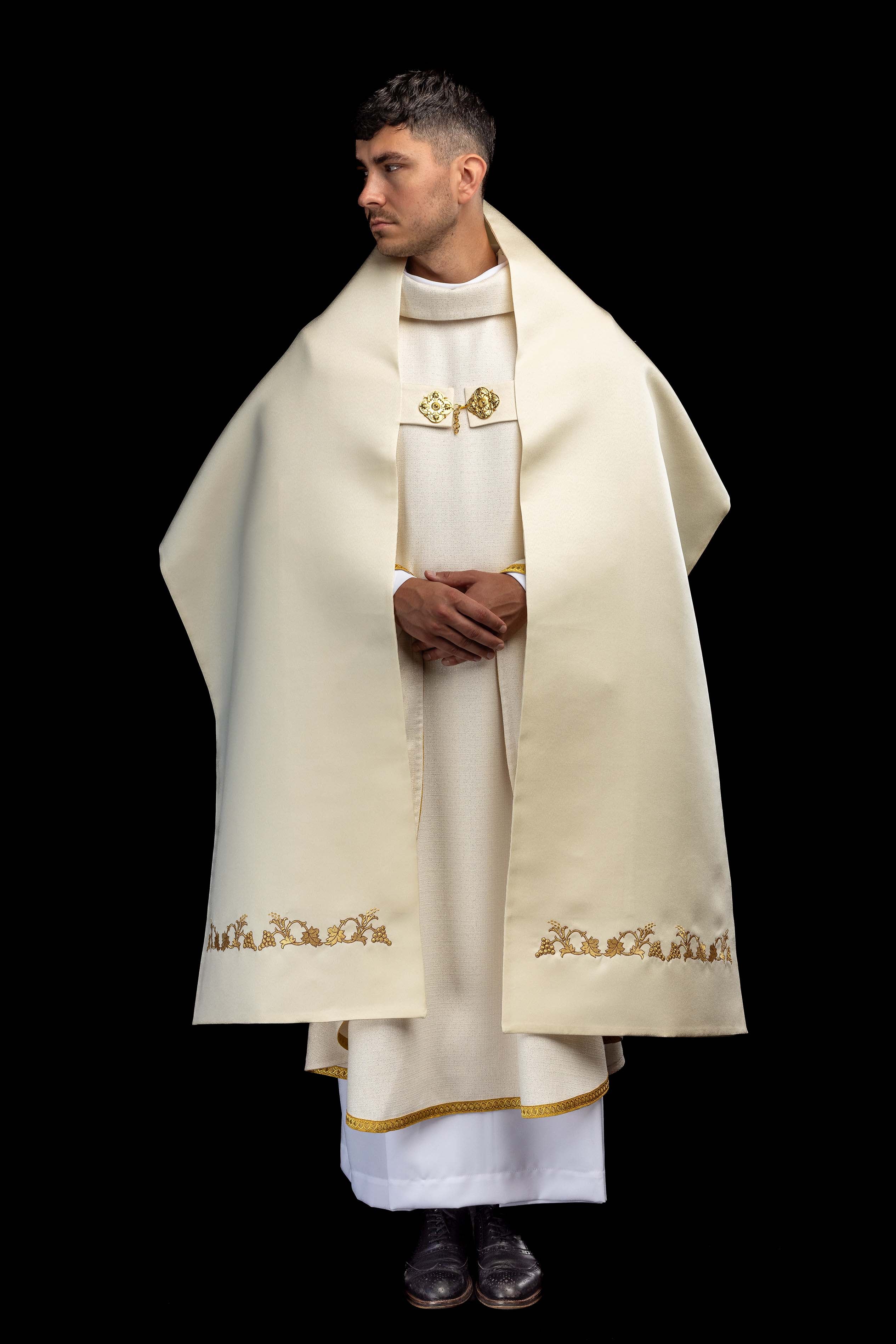 Voile huméral écru avec motif PAX brodé