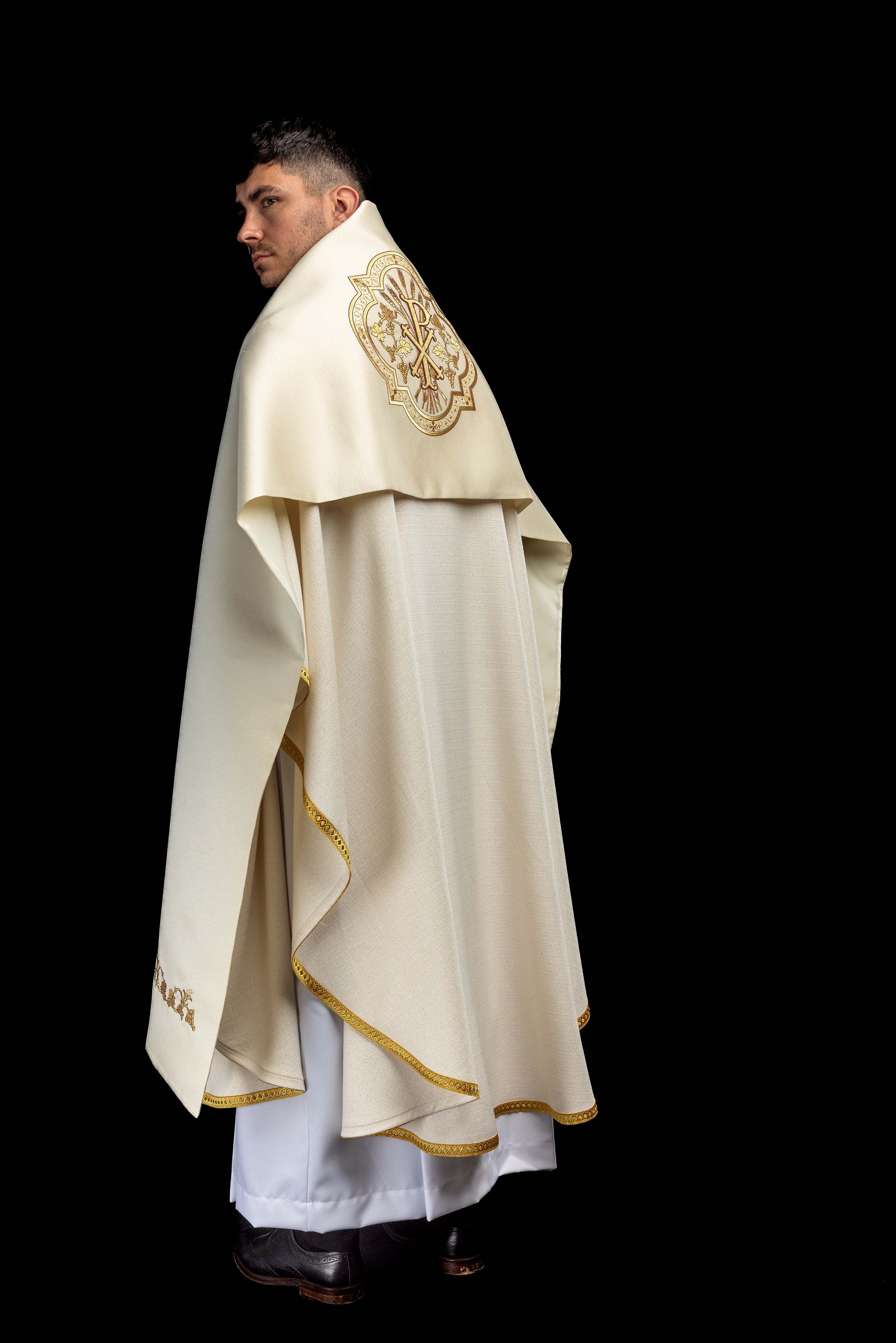 Voile huméral écru avec motif PAX brodé
