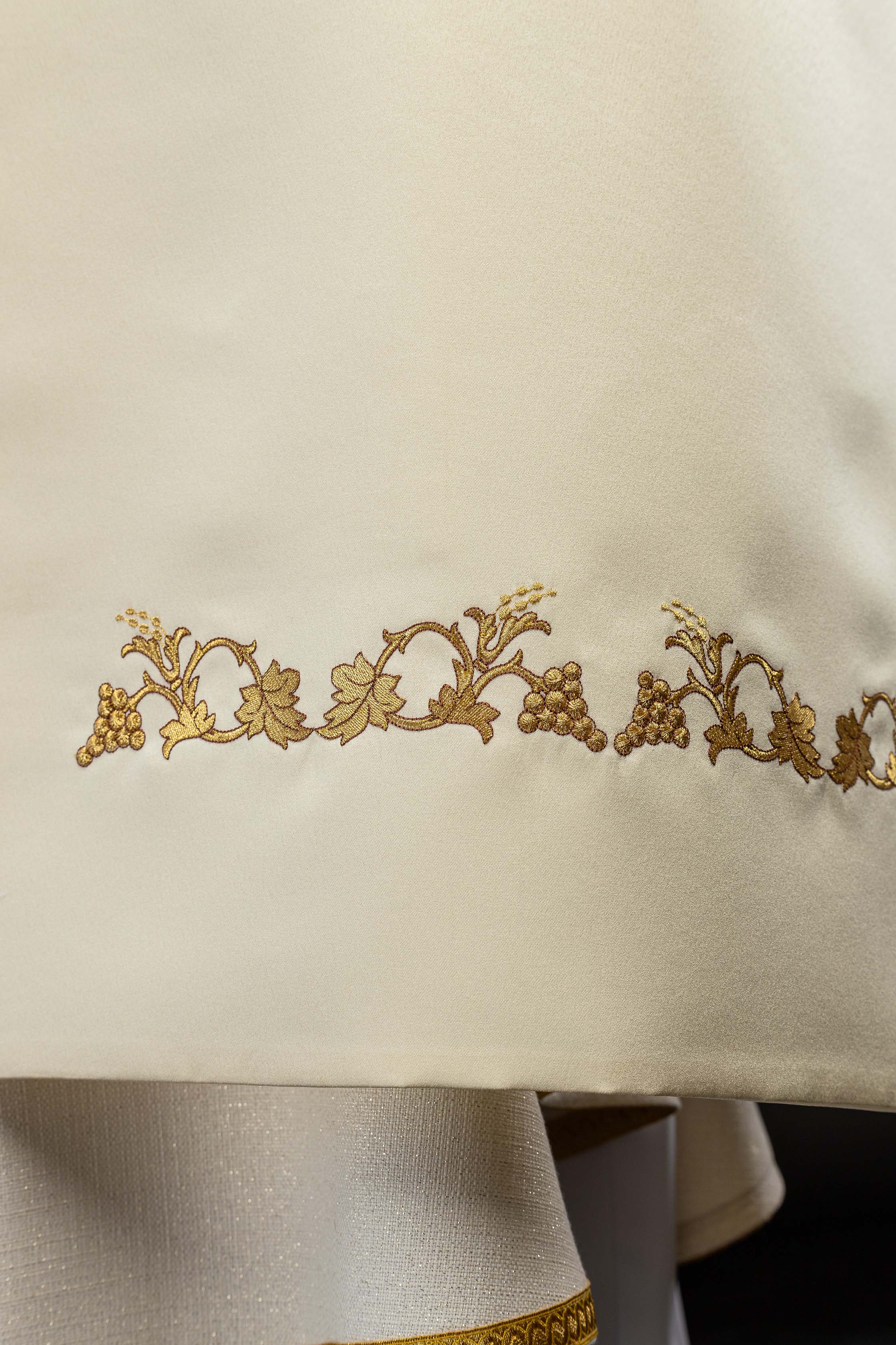 Voile huméral écru avec motif PAX brodé