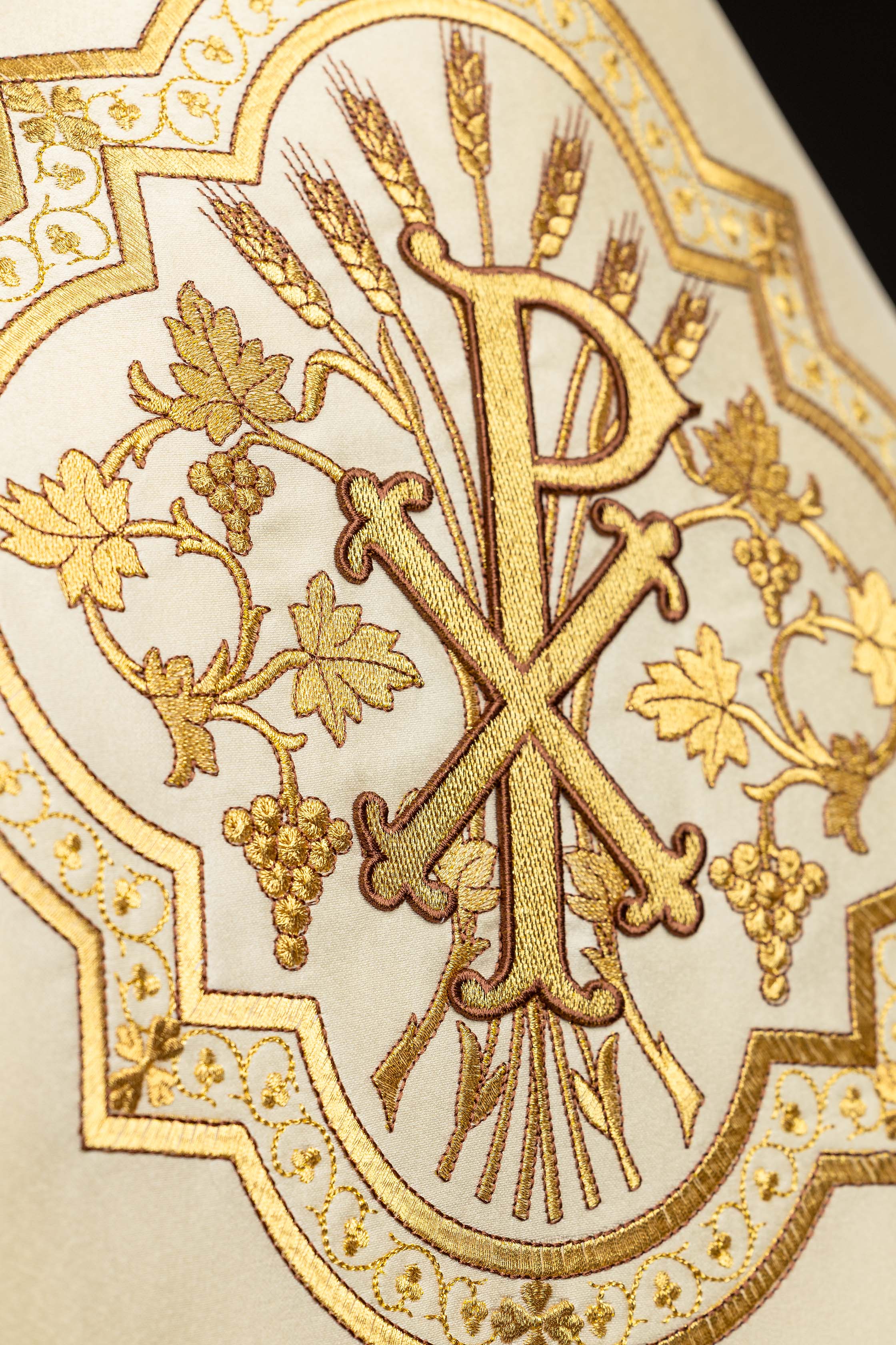 Voile huméral écru avec motif PAX brodé