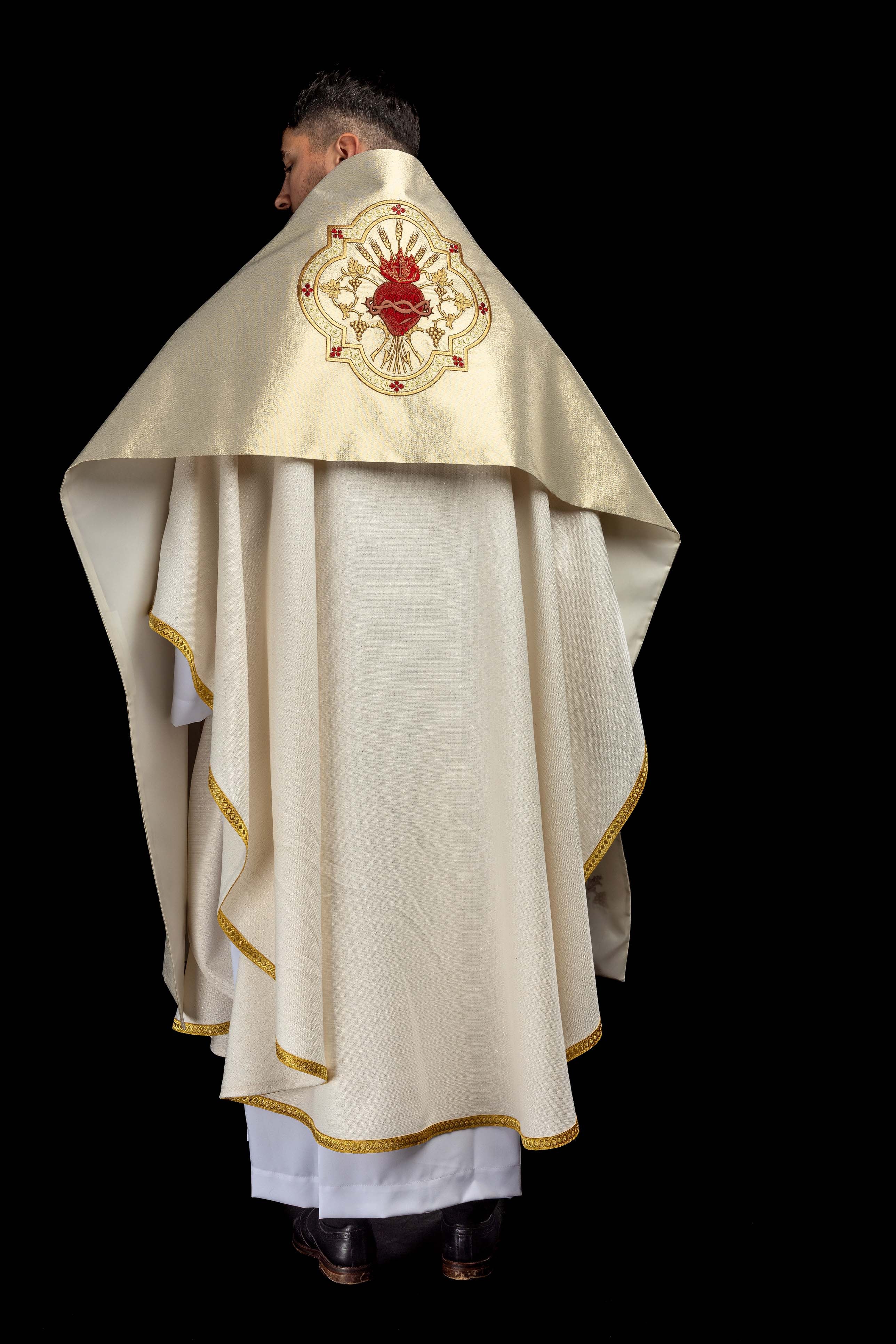 Voile huméral doré avec symbole du Sacré-Cœur de Jésus brodé