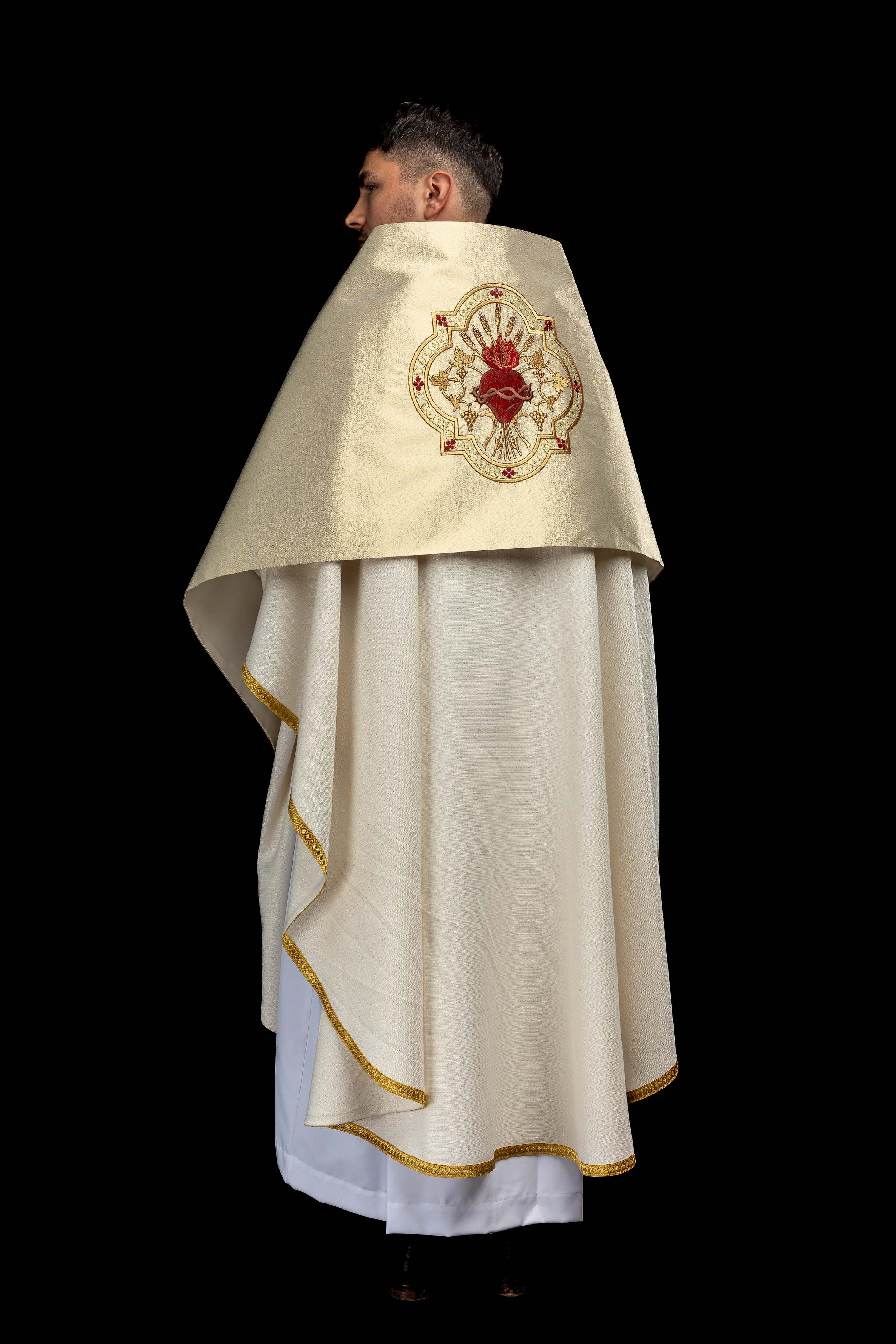 Voile huméral doré avec symbole du Sacré-Cœur de Jésus brodé
